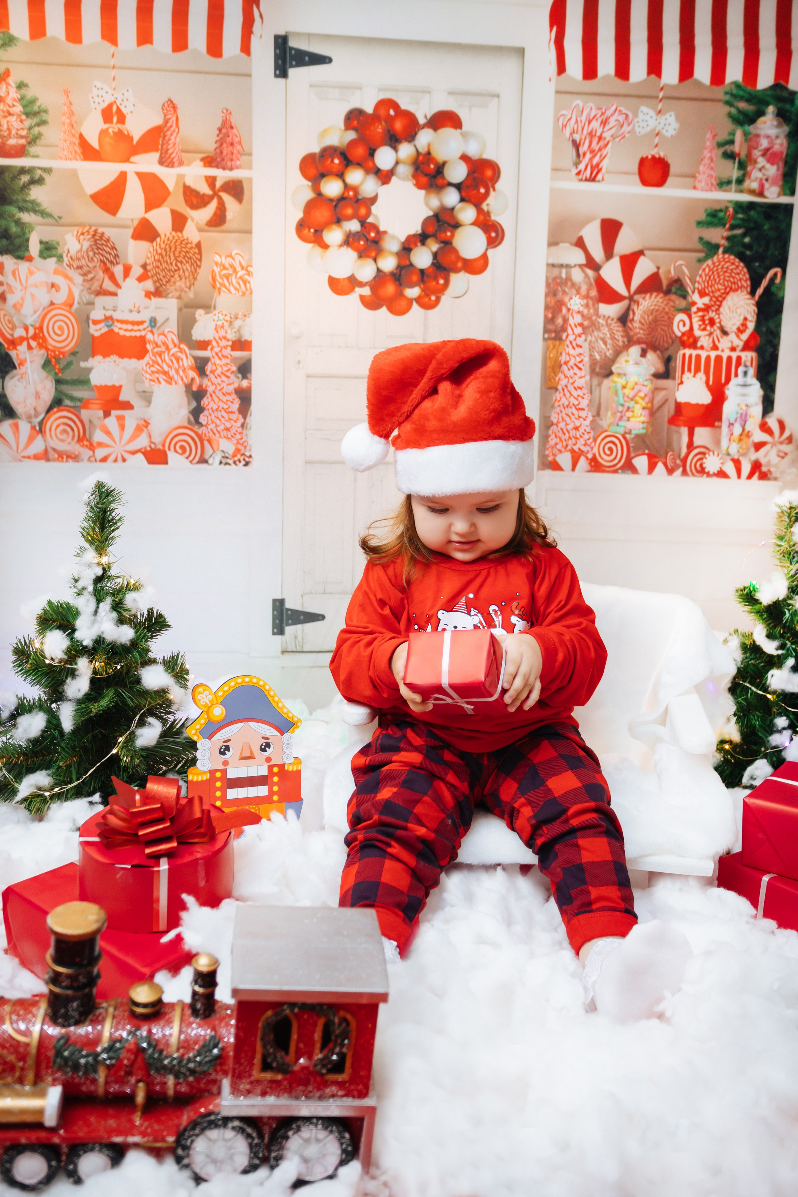 Новогодняя фотосессия — красная фотолокация. Фотограф новорожденных Химки, Красногорск, Мытищи и Москва Елена Третьяк