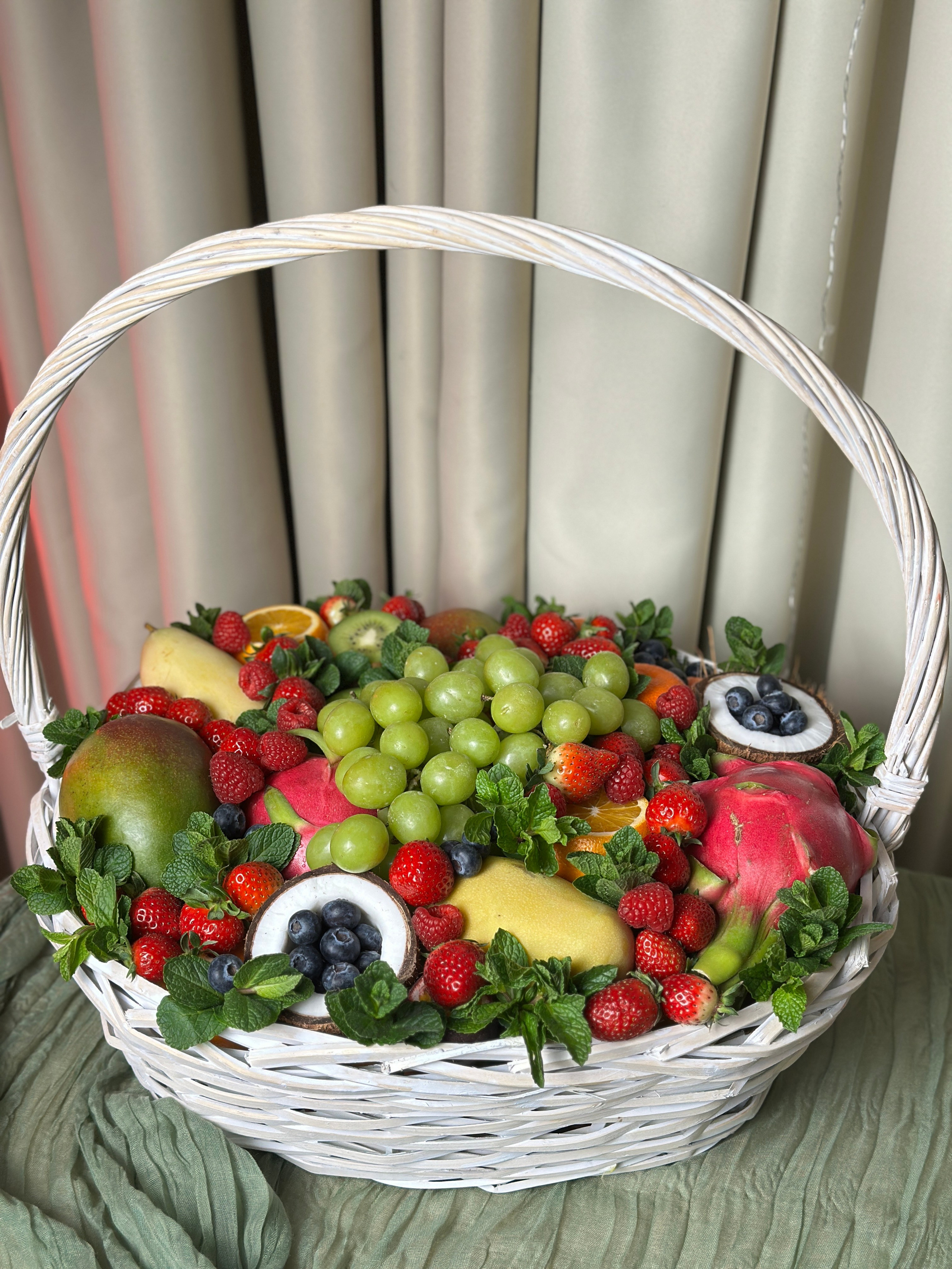 Корзины. Выездной кейтеринг, съедобные букеты, торты и сладости на заказ