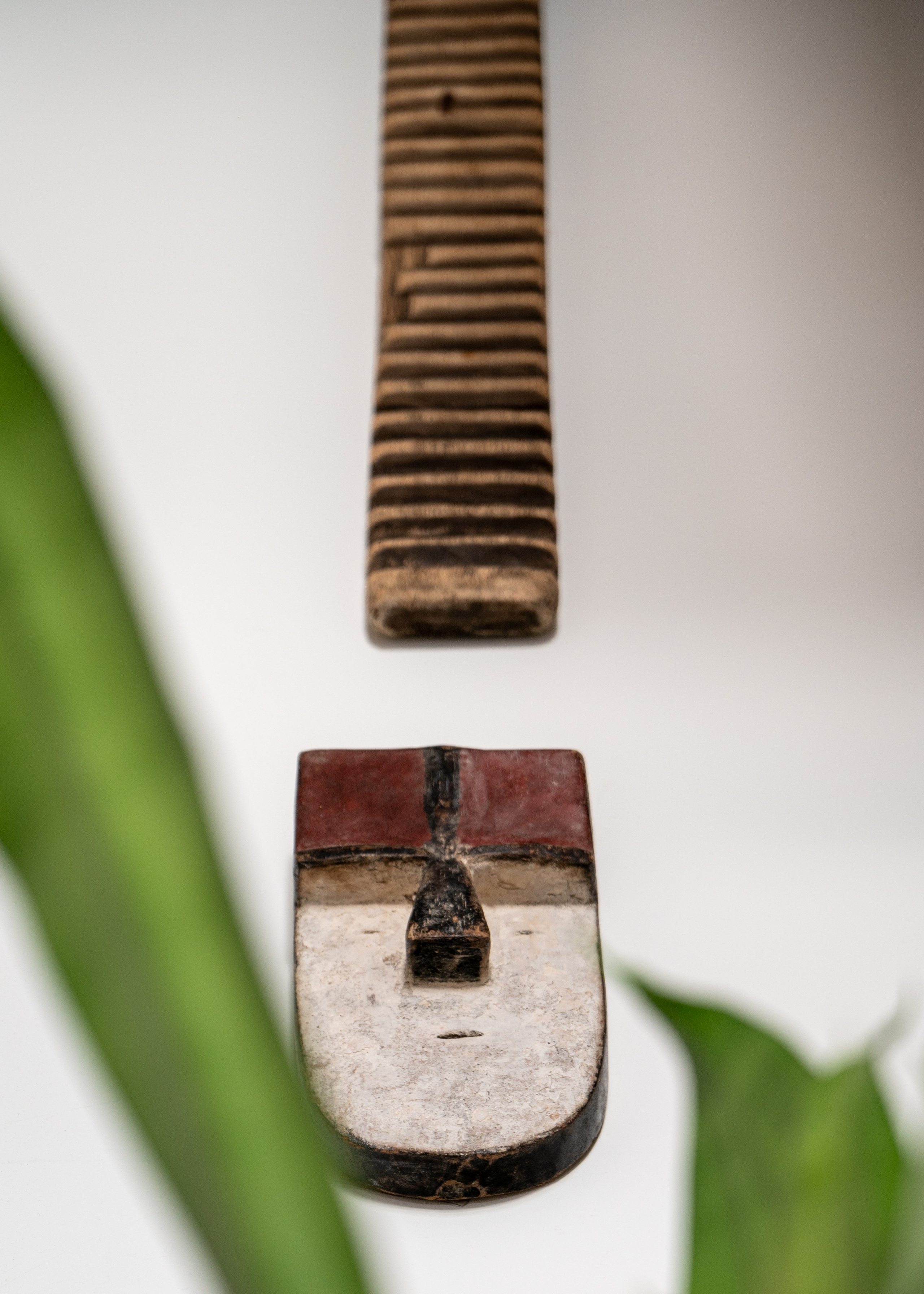 Деталь: композиция предметов декора на стене, интерьерная фотография.