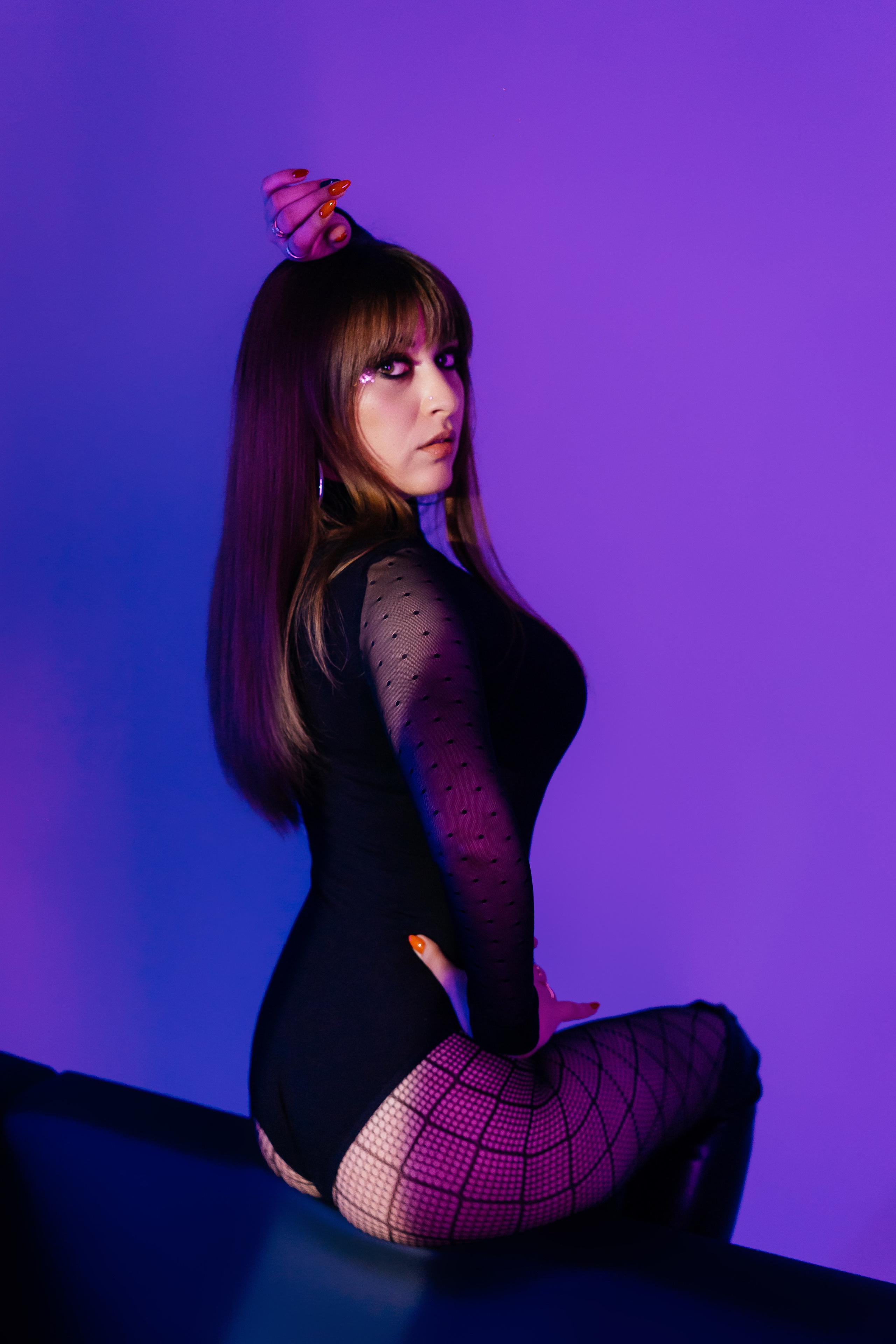 Фотосессия в неоновом свете в фотостудии. Фотограф и видеограф Смоленск | Студия Цезарь