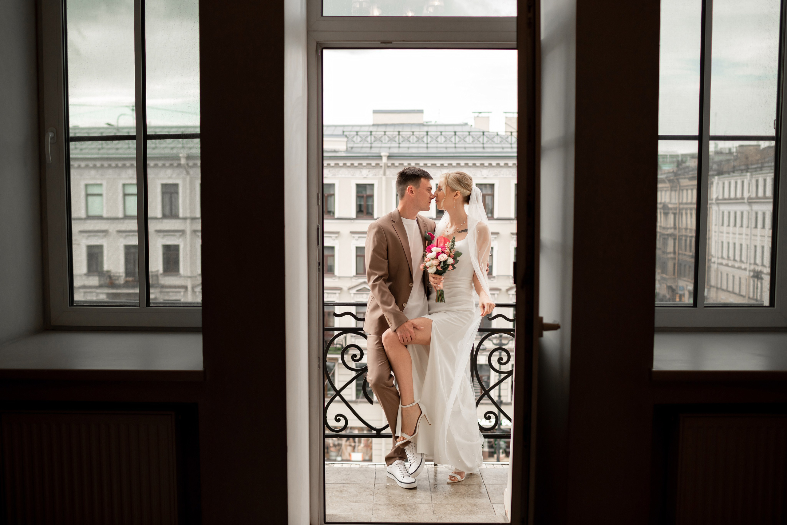Свадебная фотосессия во дворцах Петербурга. Свадебный фотограф Кирилл Белый