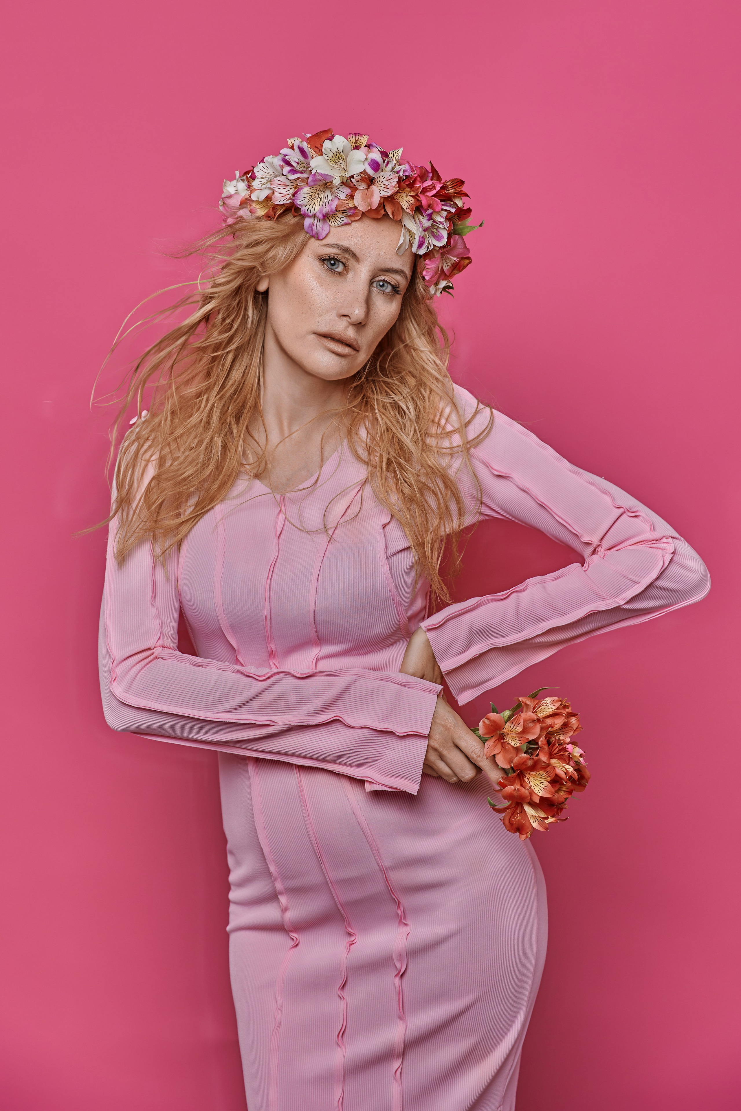 Марина с цветами. Фотограф женского портрета, беременности и материнства Харькова Елена