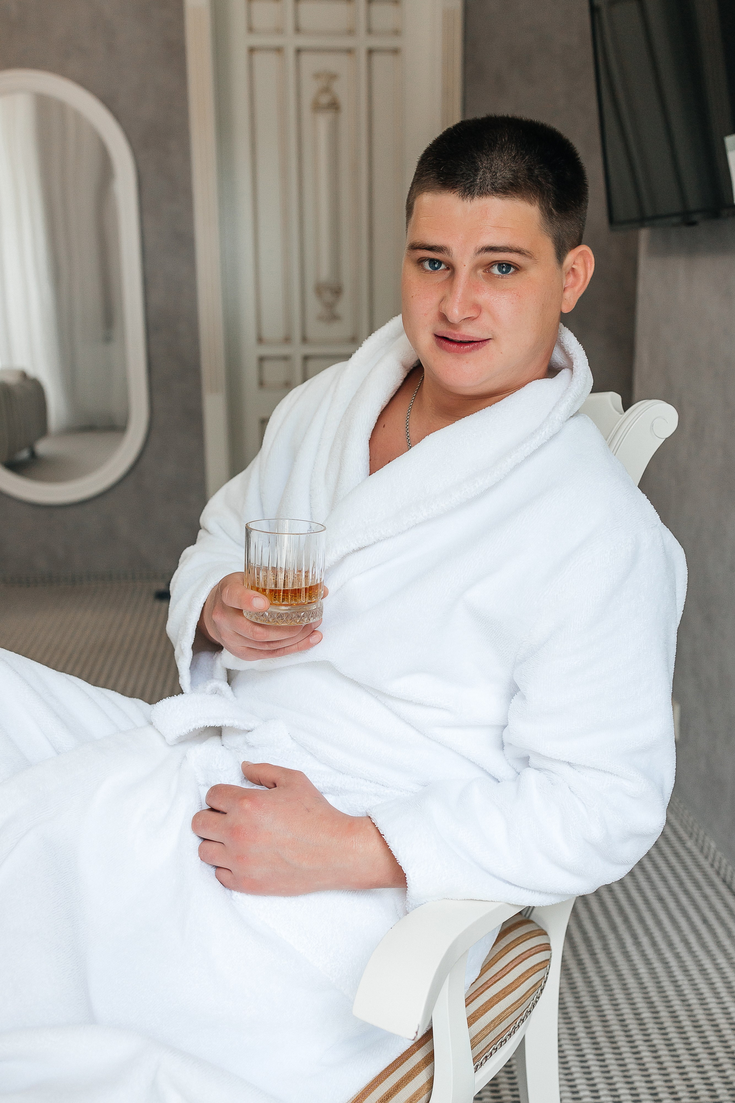 Стильная фотосессия пары в интерьерах ресторана. Олег Сверчков | Свадебный фотограф Вологда