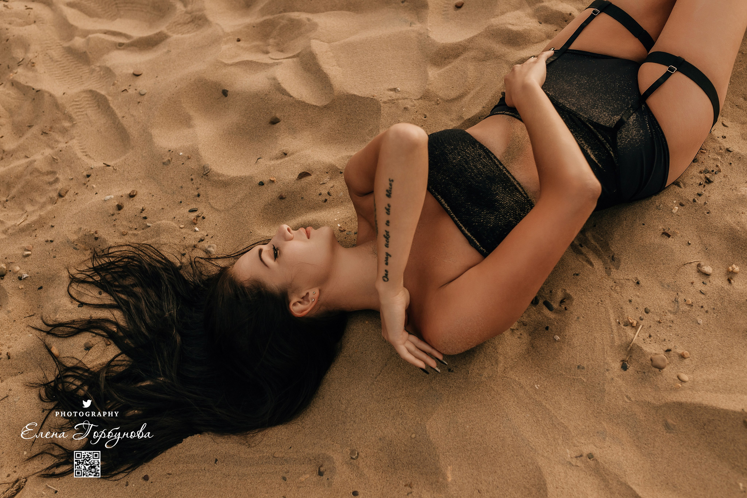 Фотосессия с черной тканью. Легкая черная вуаль летит на вертру. Фотосессия у реки черная серия с тканью. Девушка укуталась в черную ткань. Прогулка по набережной. Песок, речка, модель в черном. Качели над водой, Закат. Девушка лежит на песке