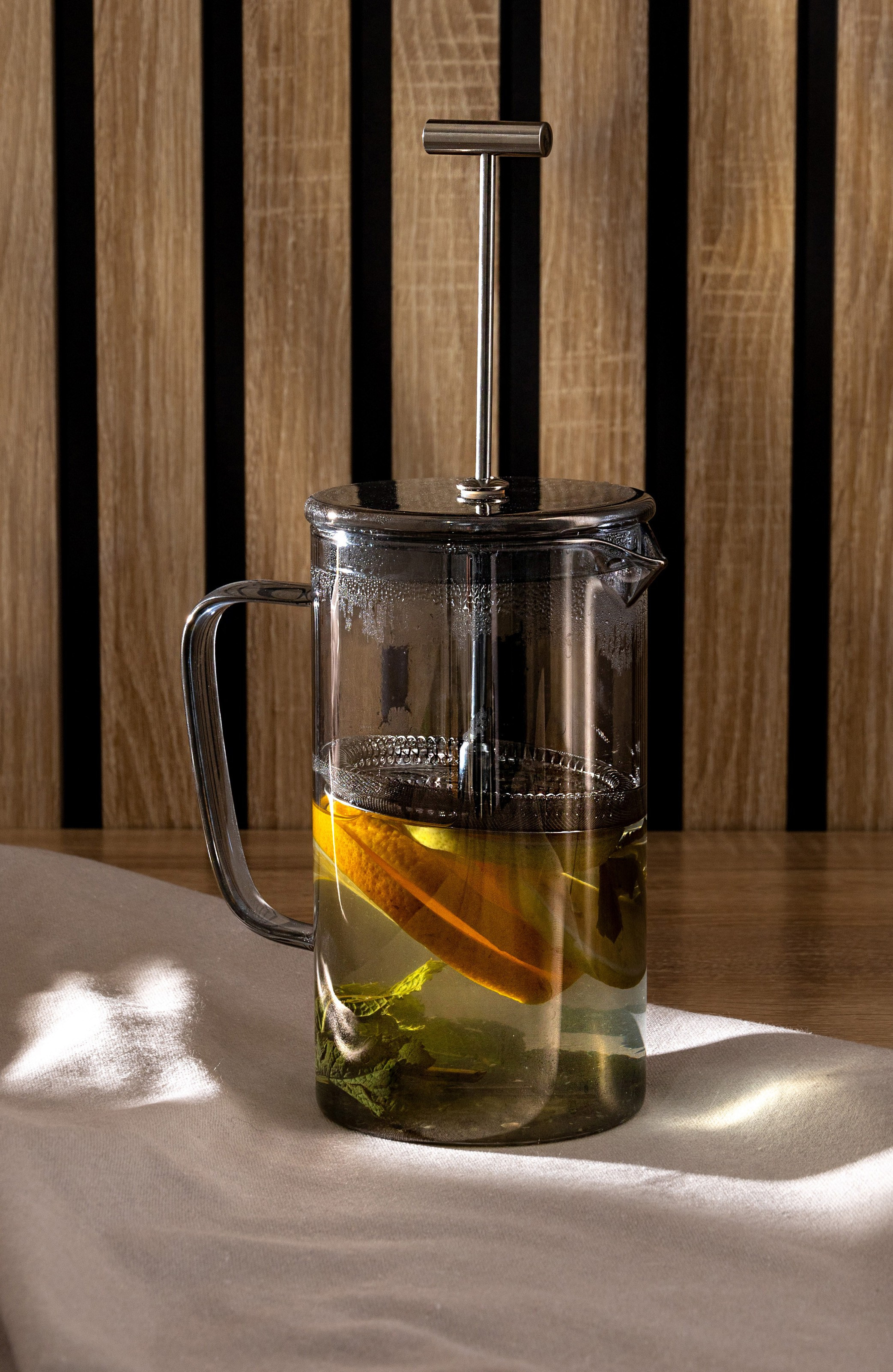 Френч-пресс с прозрачным стеклом и чаем внутри | Фото для интернет-магазина