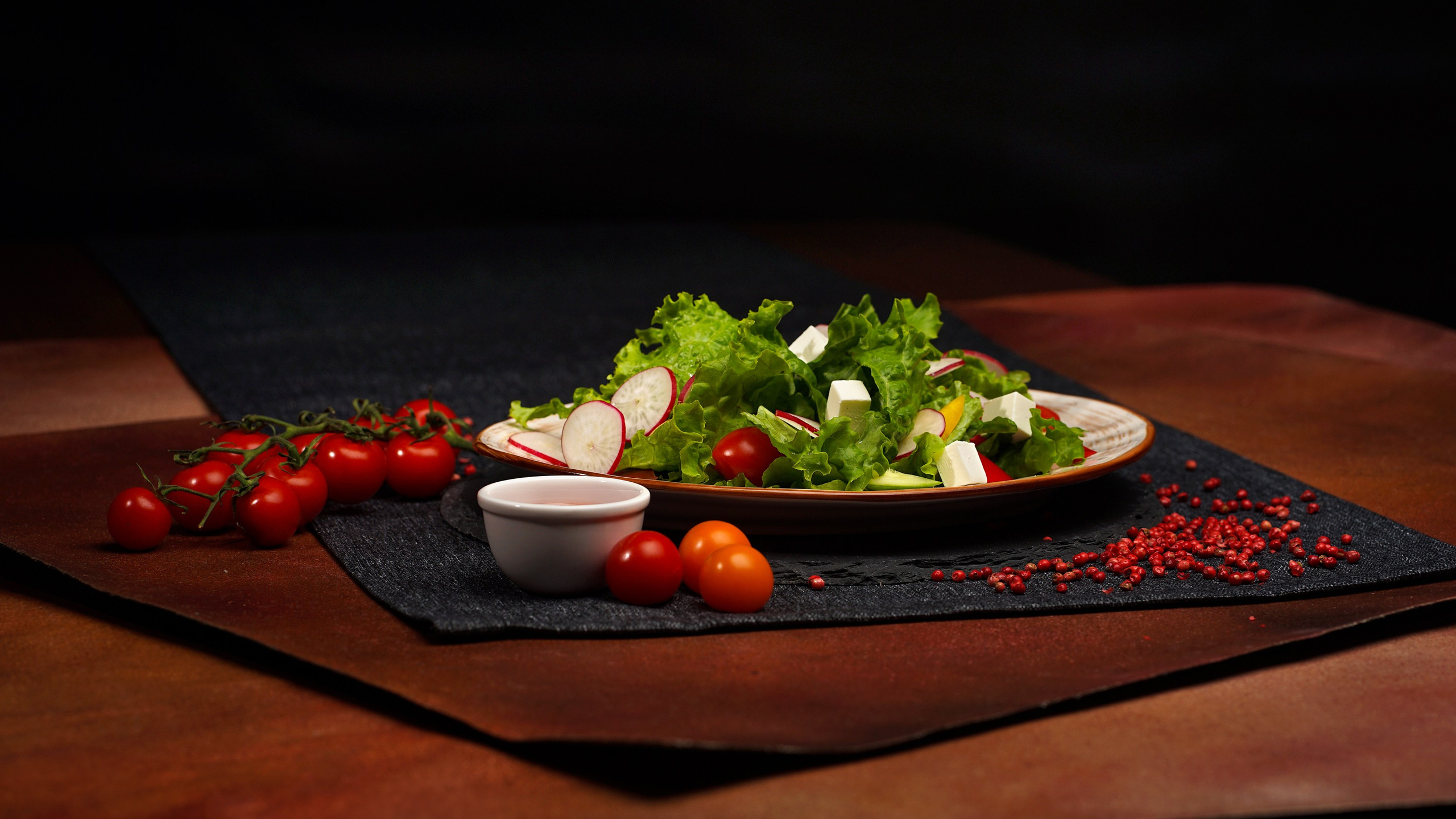 Салат из редиса, тофу и зелёных листьев салата