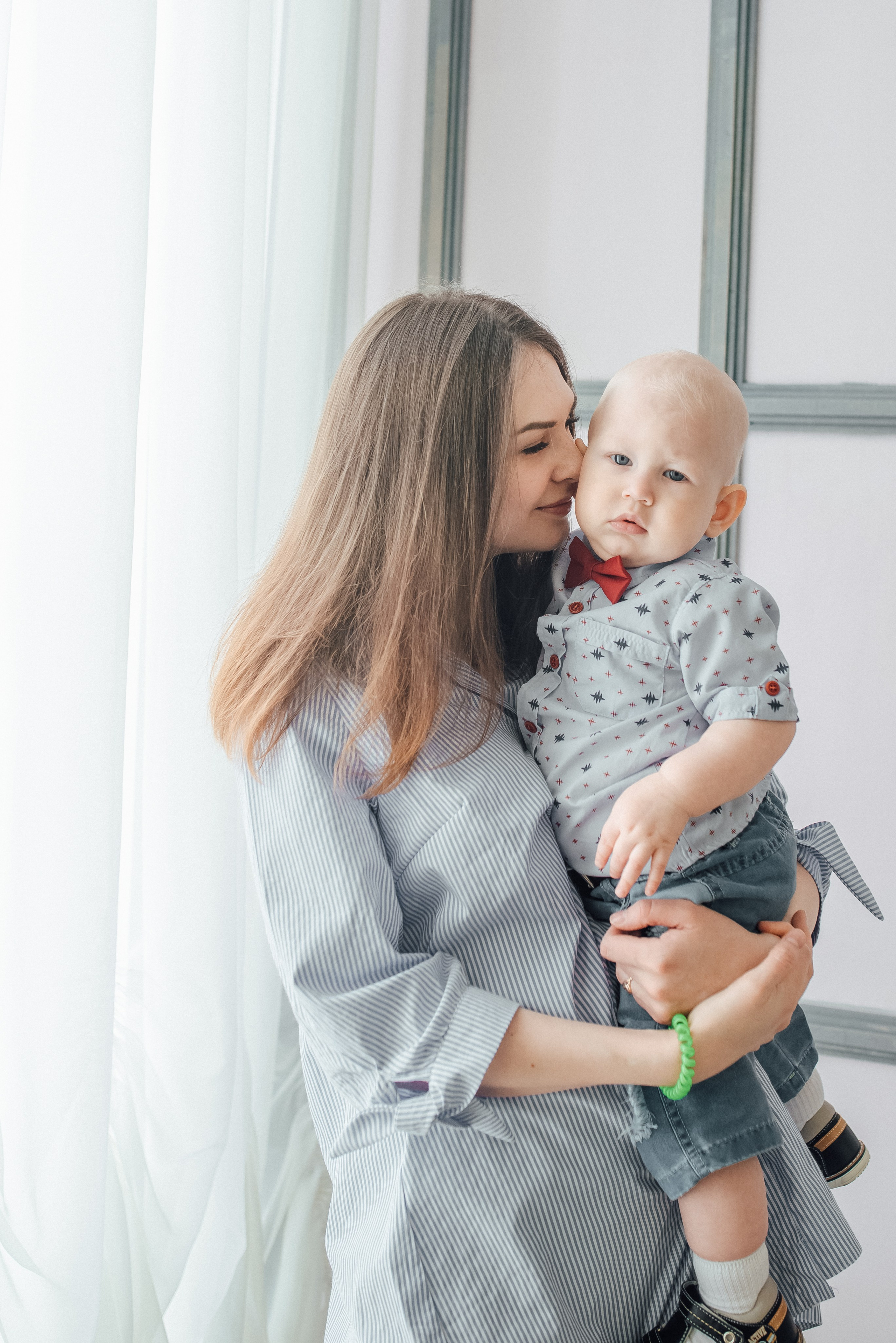 Мама с сыном у окна, искренние эмоции на семейной съемке, фотограф Василий Дан