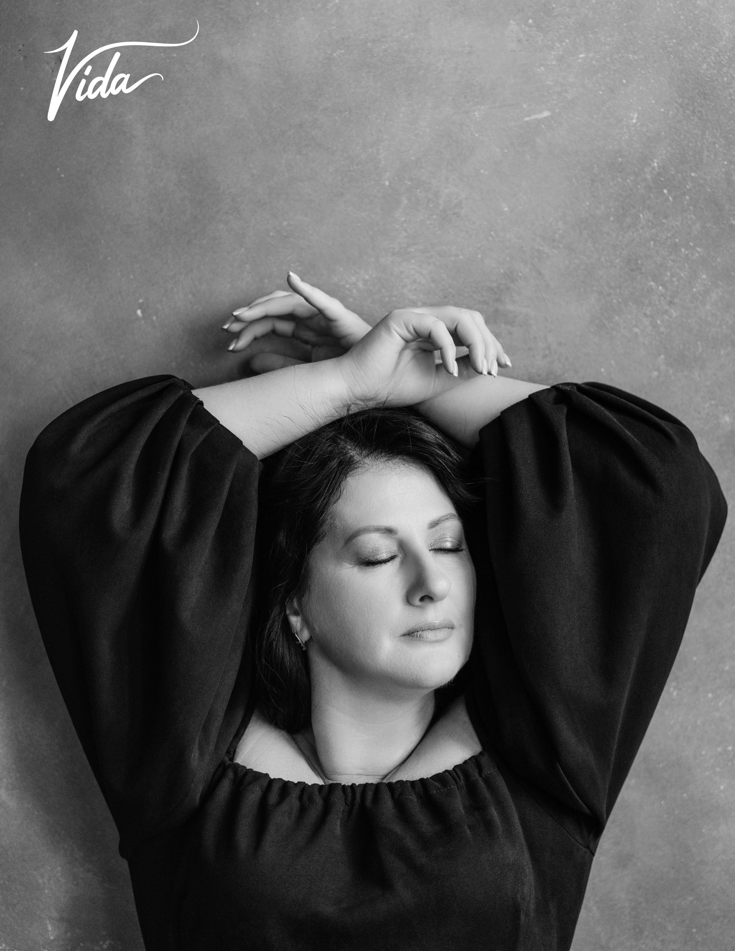 Женская фотосессия в студии для женщины которая принимает свой возраст 45+. Женский фотограф в Красноярске