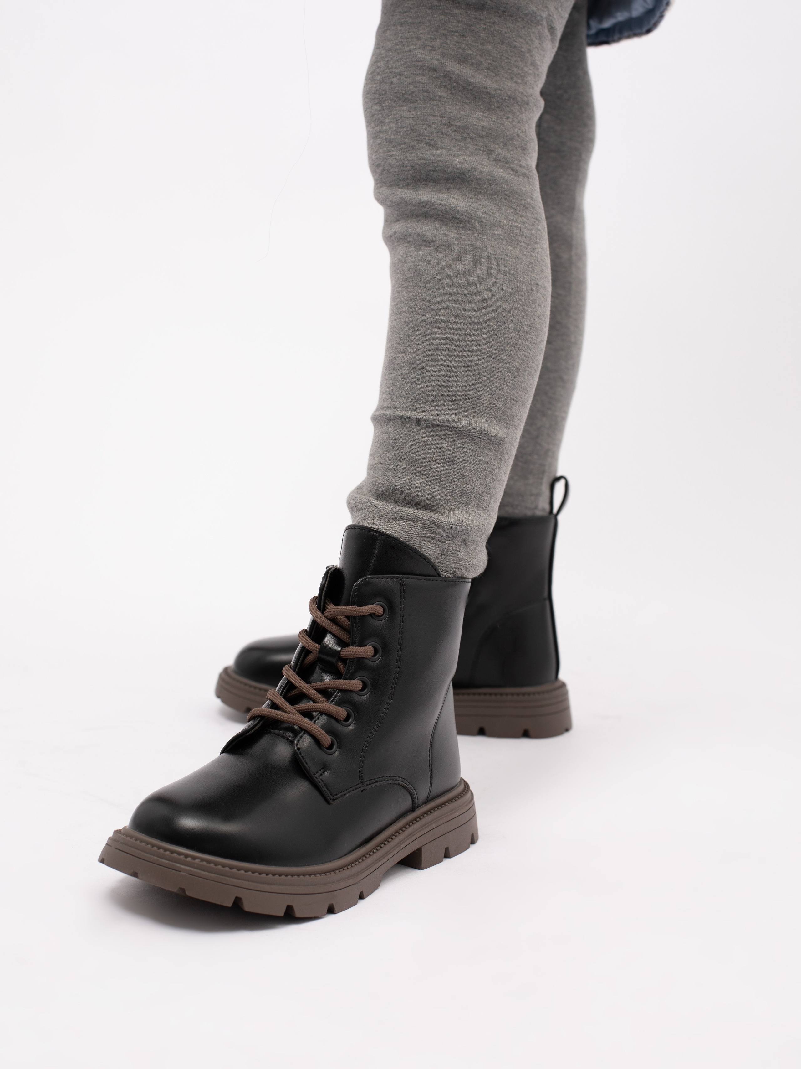 Ботинки для девочки. Фотостудия предметной и модельной съёмки для маркетплейсов