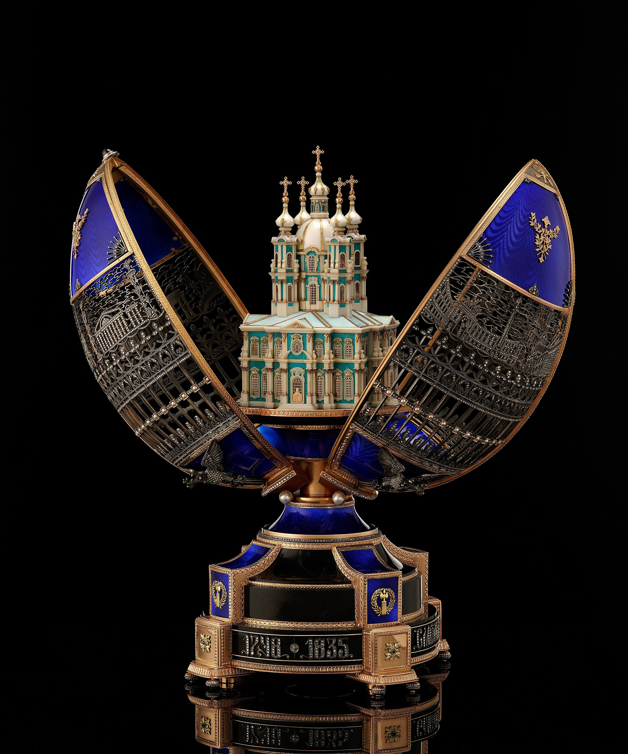 Изделия из драгоценных металлов. Предметная фотосъемка антиквариата, ювелирных украшений, камнерезных изделий, картин, предметов искусства и коллекционных предметов