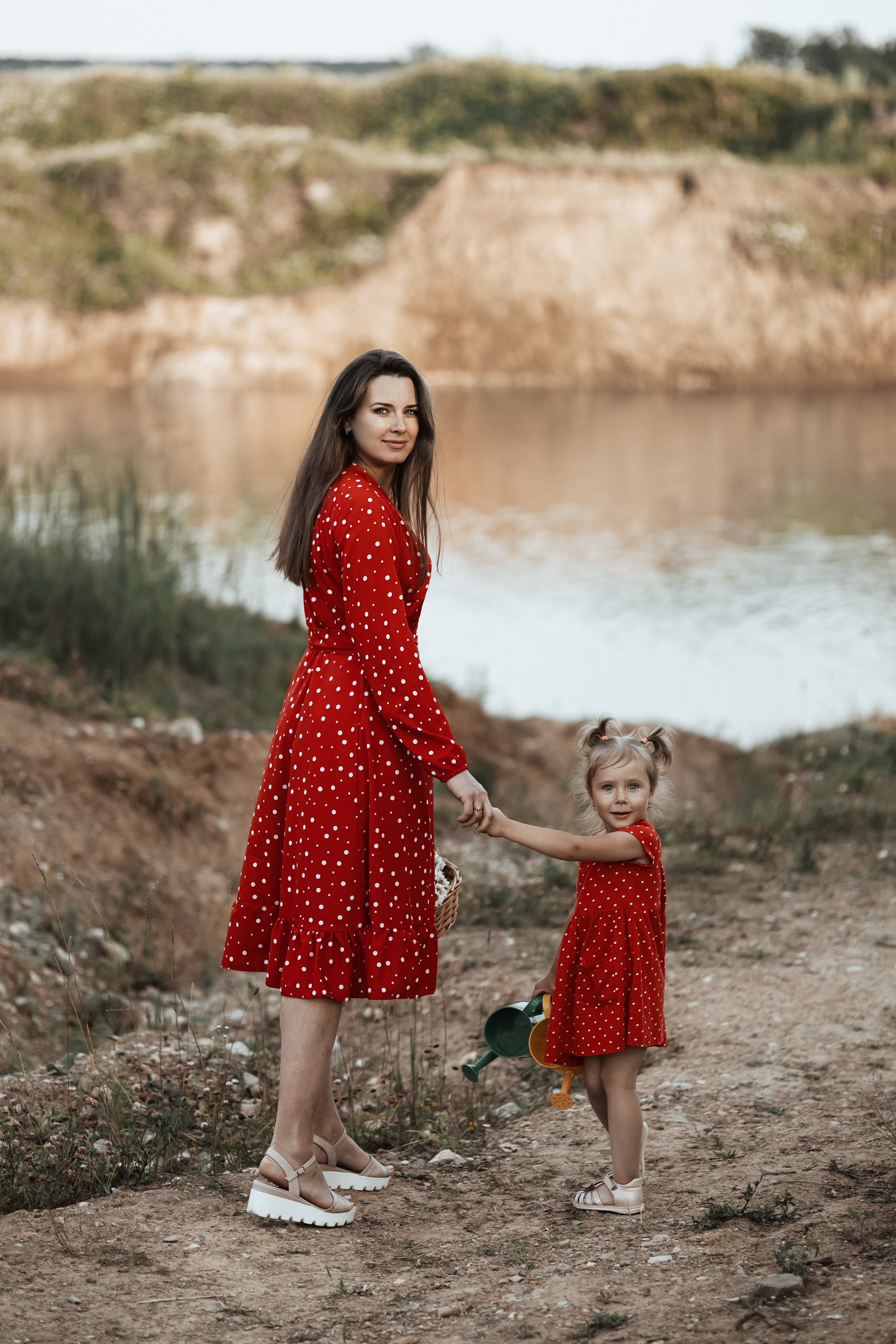 Мама и дочка в ромашковом поле. Фотограф в Москве Мухина Ирина