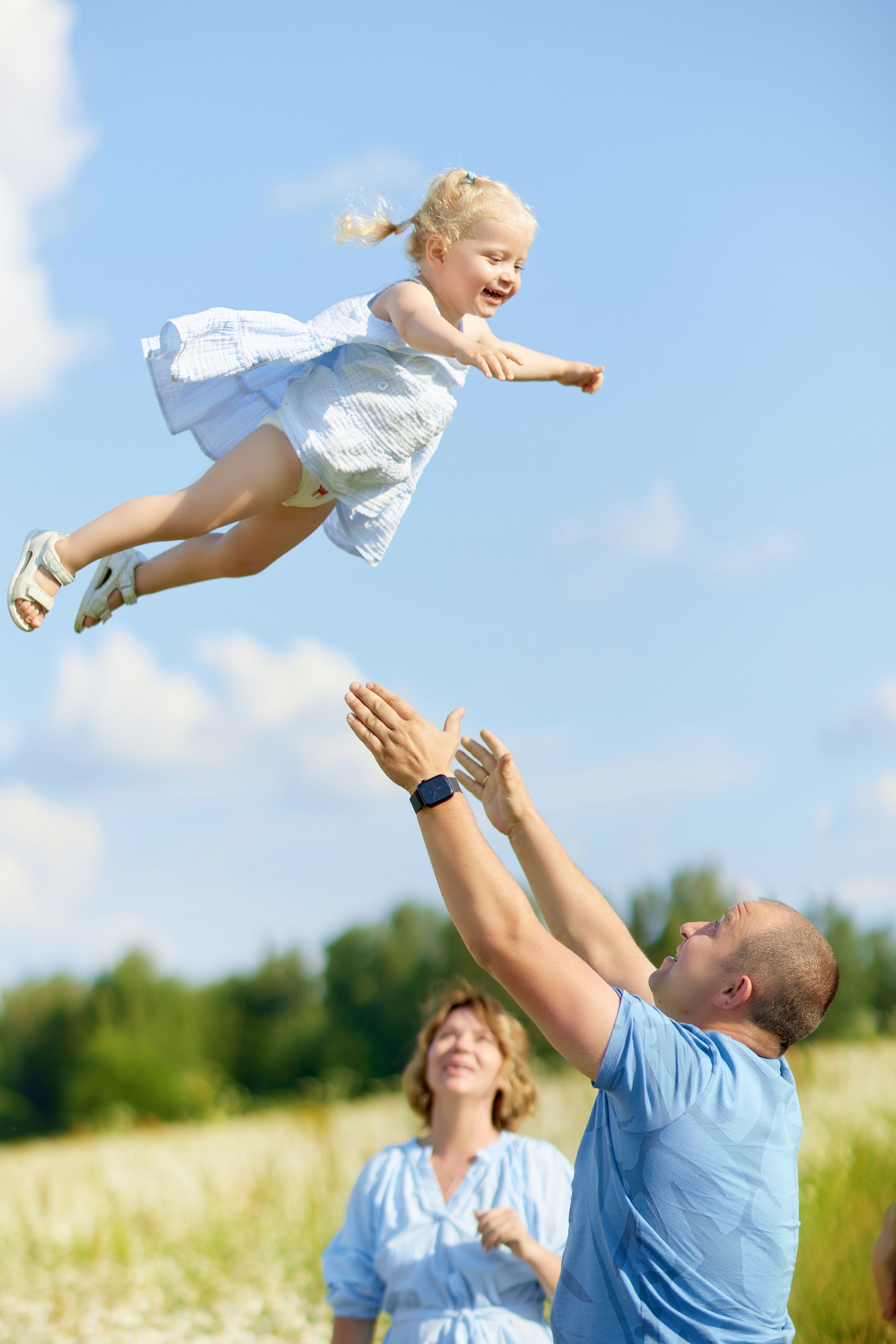 Семейная фотосессия в ромашках. Семейный и свадебный фотограф в Москве Пушкино Элеонора Янбухтина