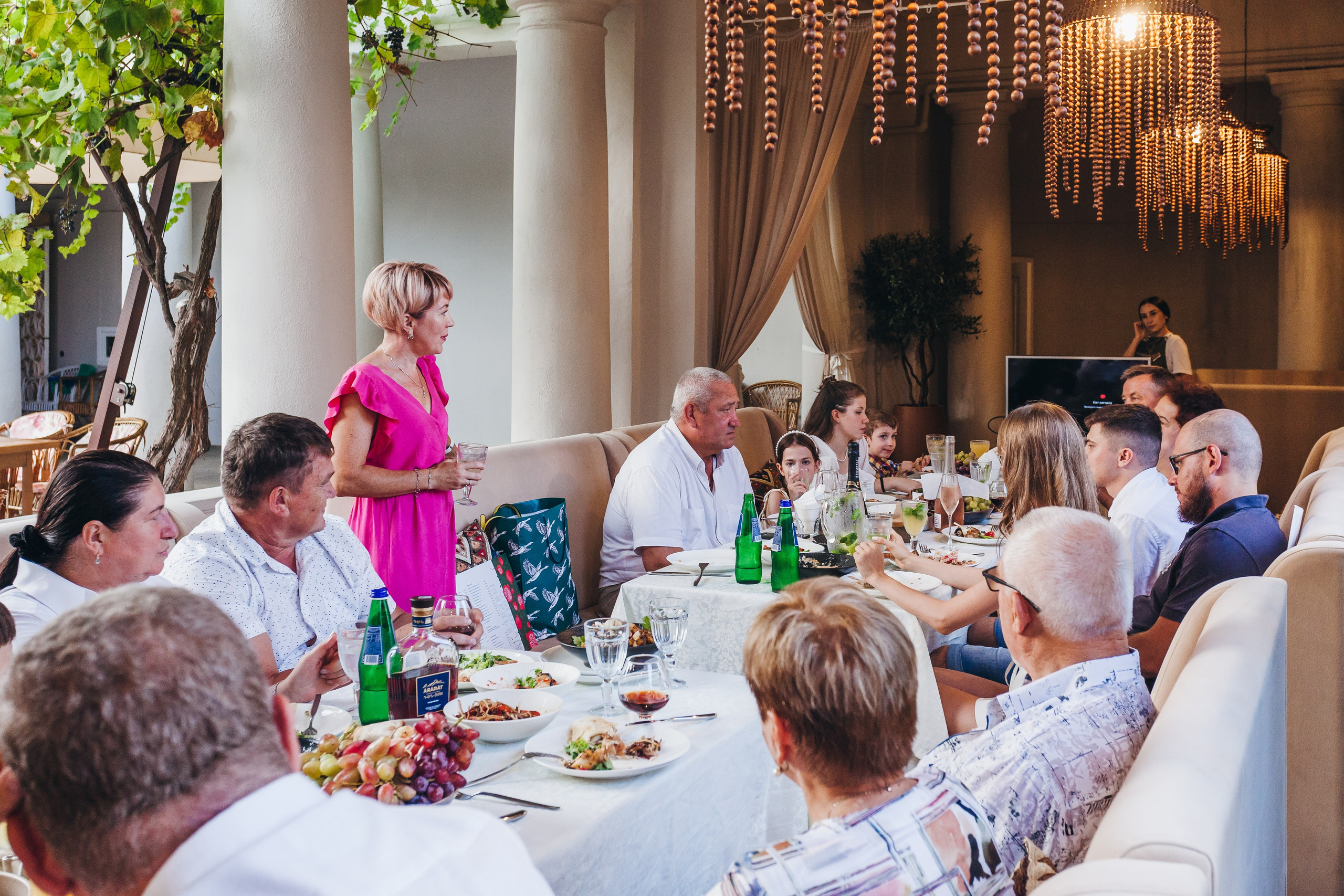 День рождение в уютном ресторане. Фотограф Денис Денисов