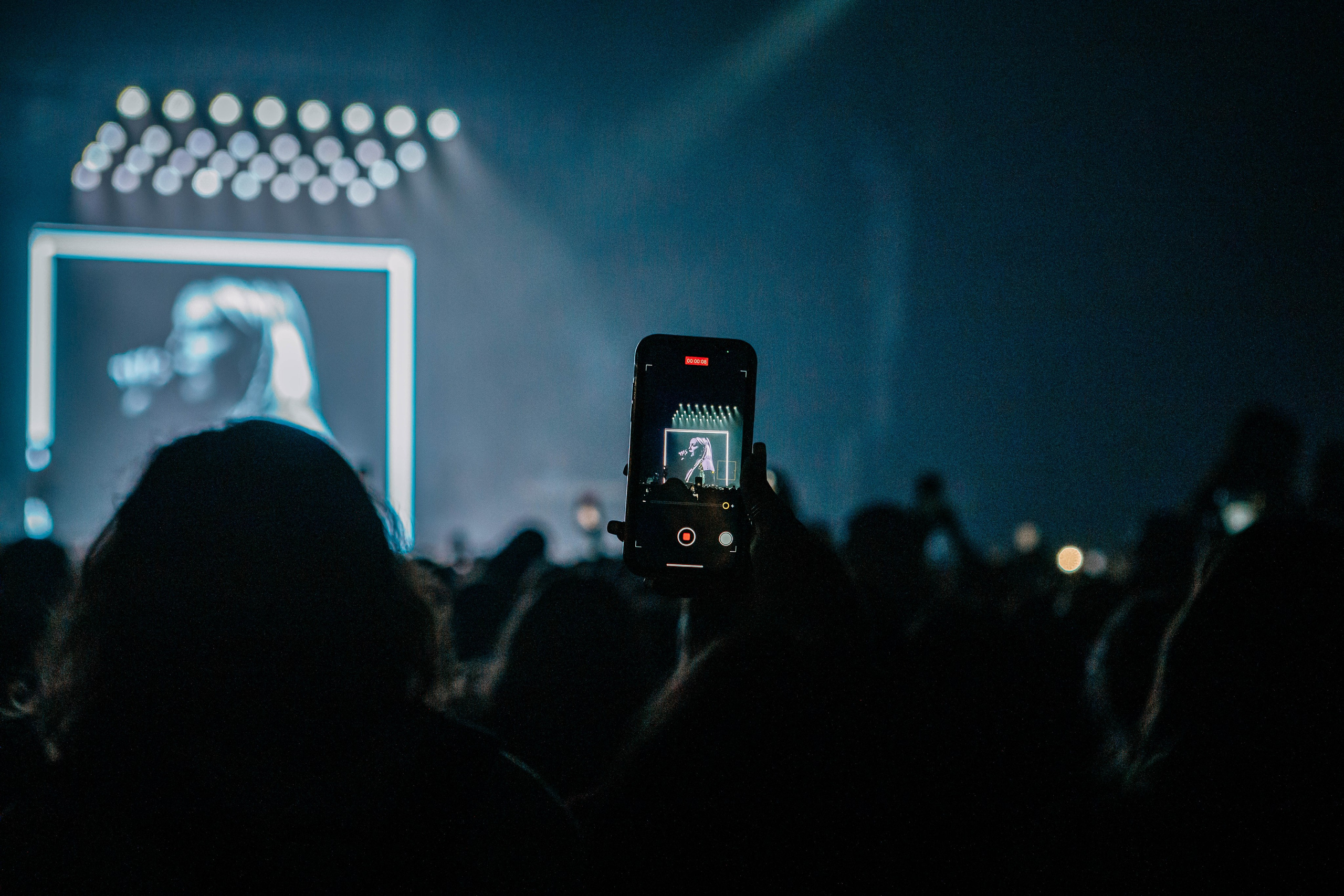 КОСИЧКИ ОТРЕЗАЛА И СОБРАЛА СТАДИУМ