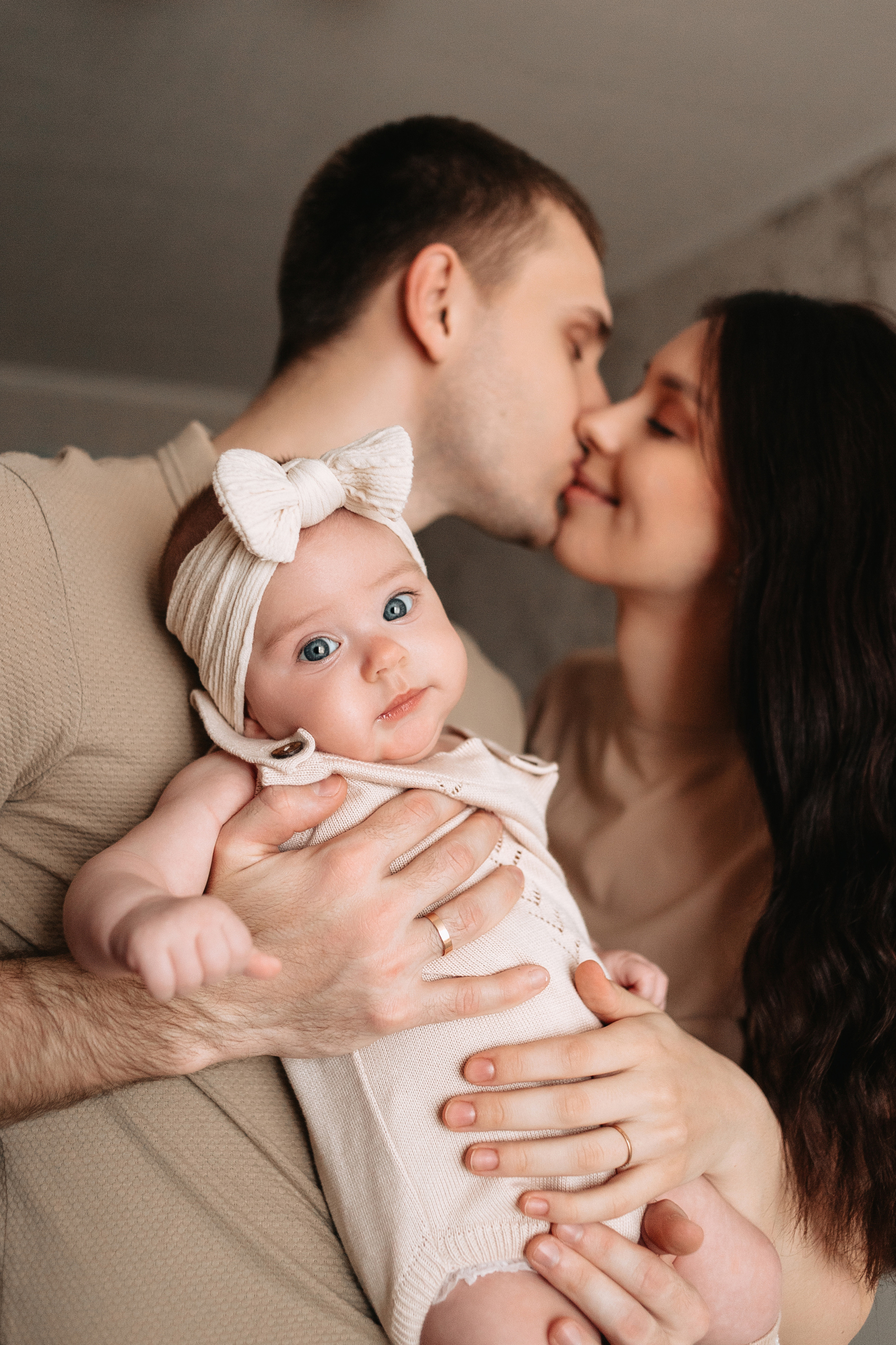 История Алины, Олега и Есении. Домашняя съёмка. Фотограф Настя Галингер Краснодар