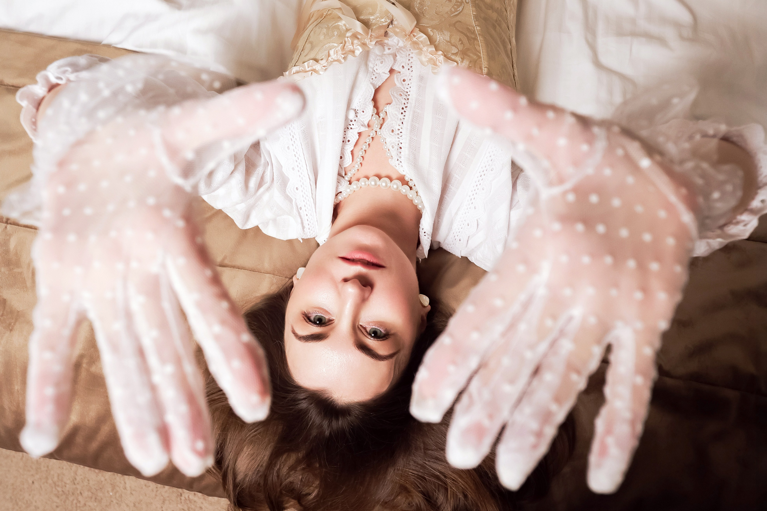 Фотосессия в номере отеля с винтажной мебелью