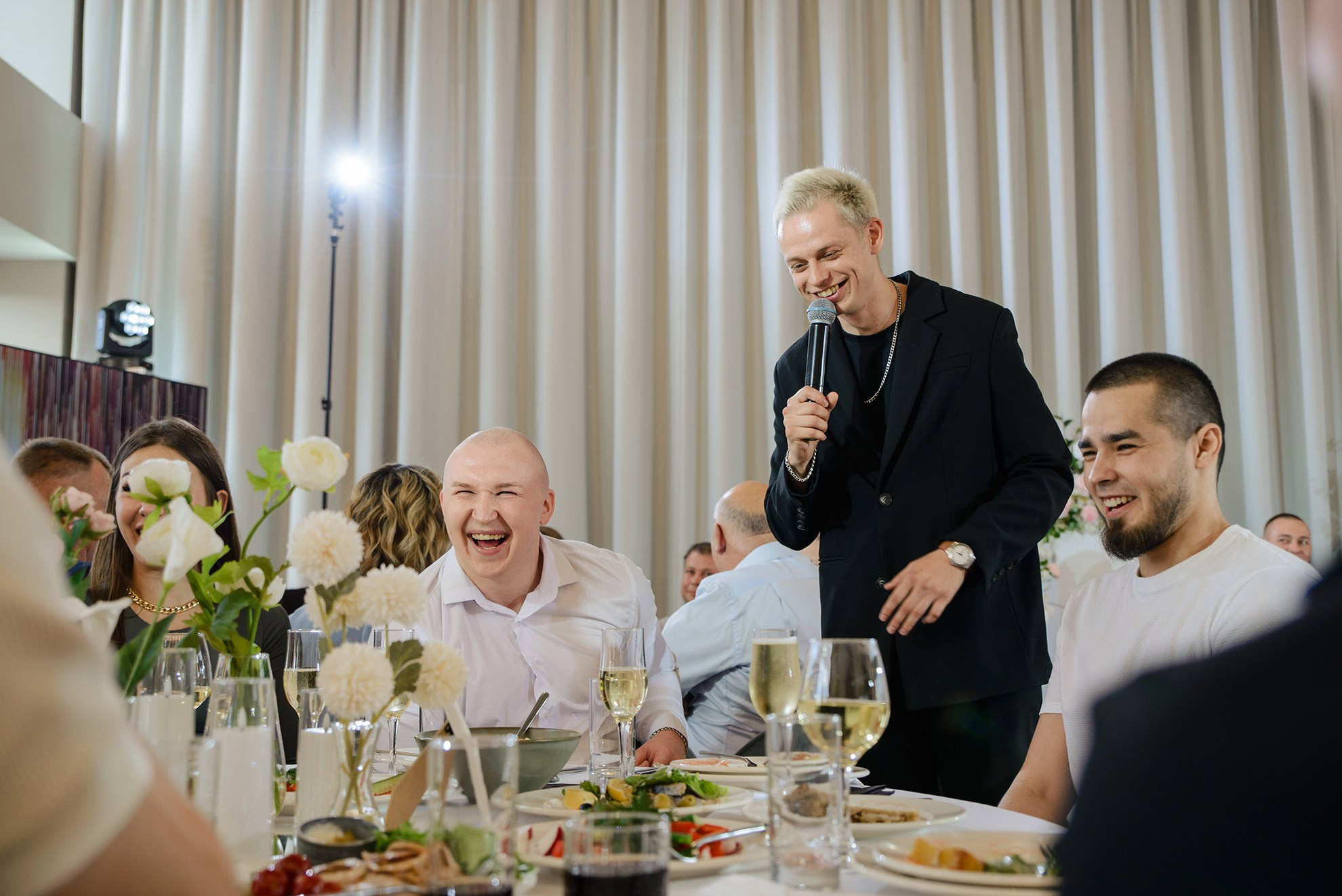 Свадьба Насти и Николая которые были участниками городской свадьбы. Константин Солодянкин — свадебный и репортажный фотограф в Екатеринбурге и Верхней Пышме