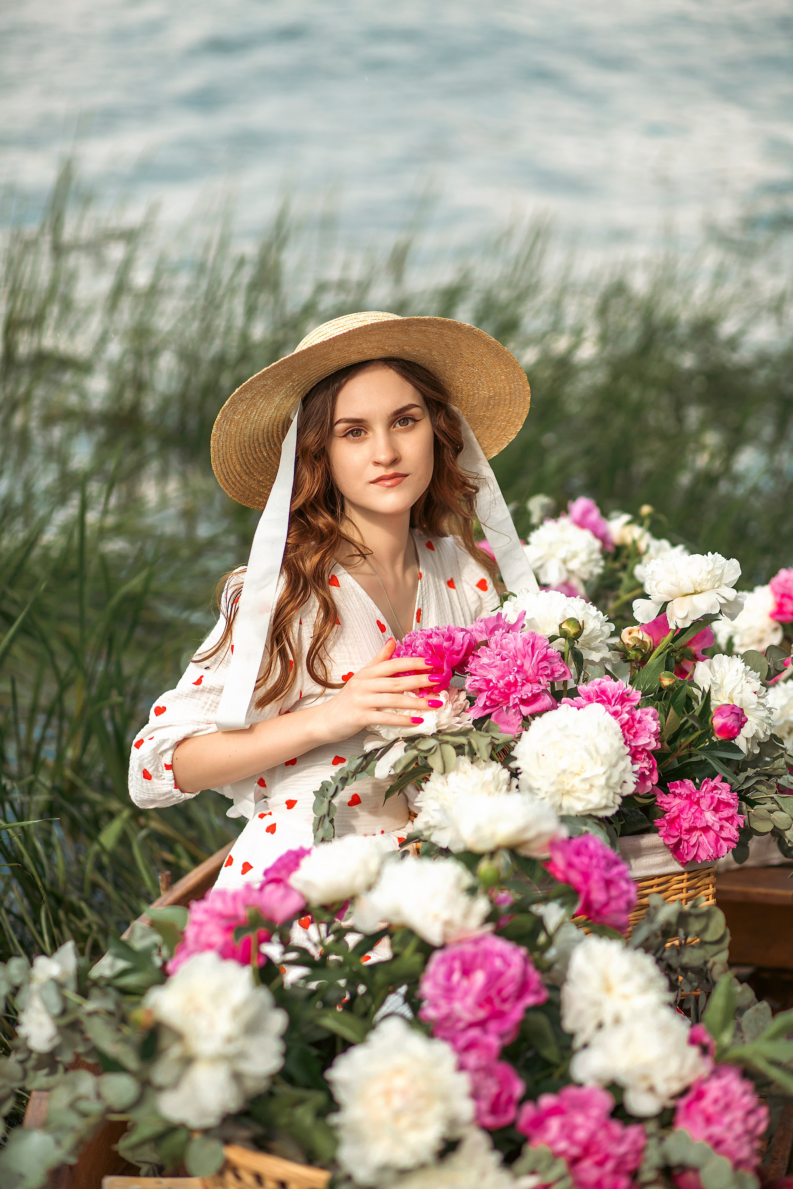 Лодка с пионами. Фотограф Ольга Бобб Нижний Новгород