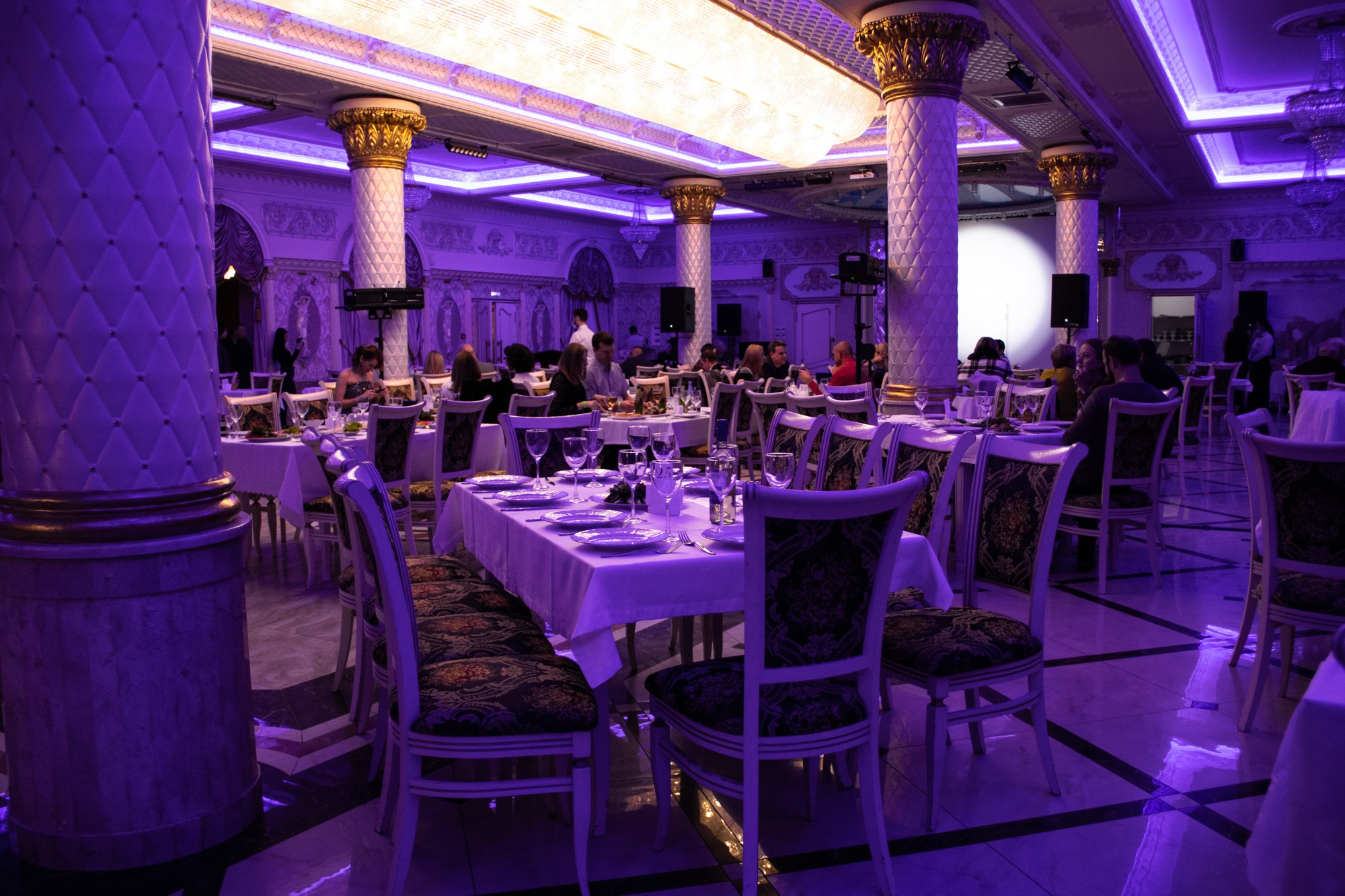 Выступление стендап-комика Дмитрий Романов. Репортажный, промышленный и маркетплейс-фотограф Дмитрий Чернат