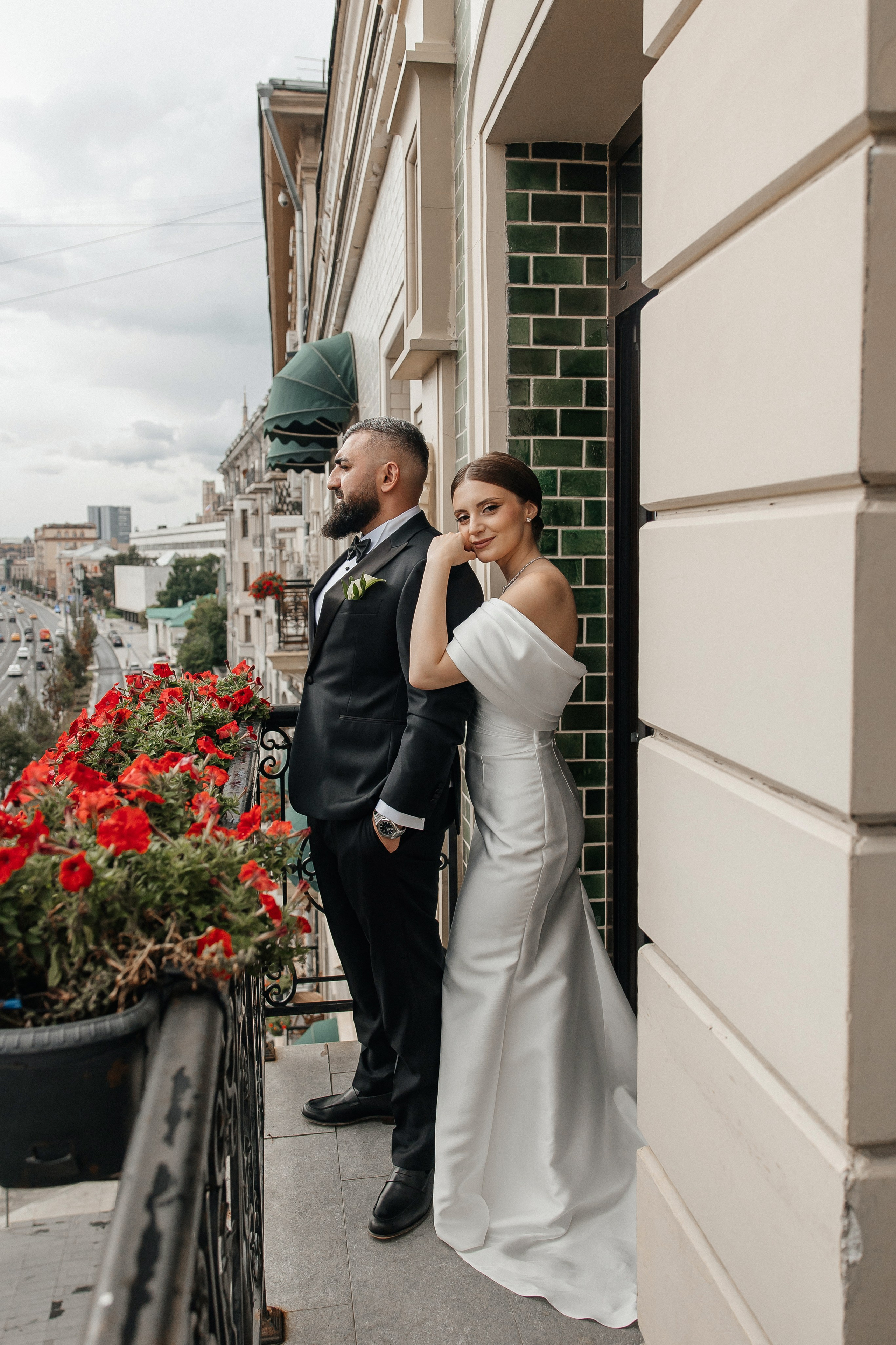 свадебная фотосессия на балконе в отеле Hartwell Хартвел в Москве