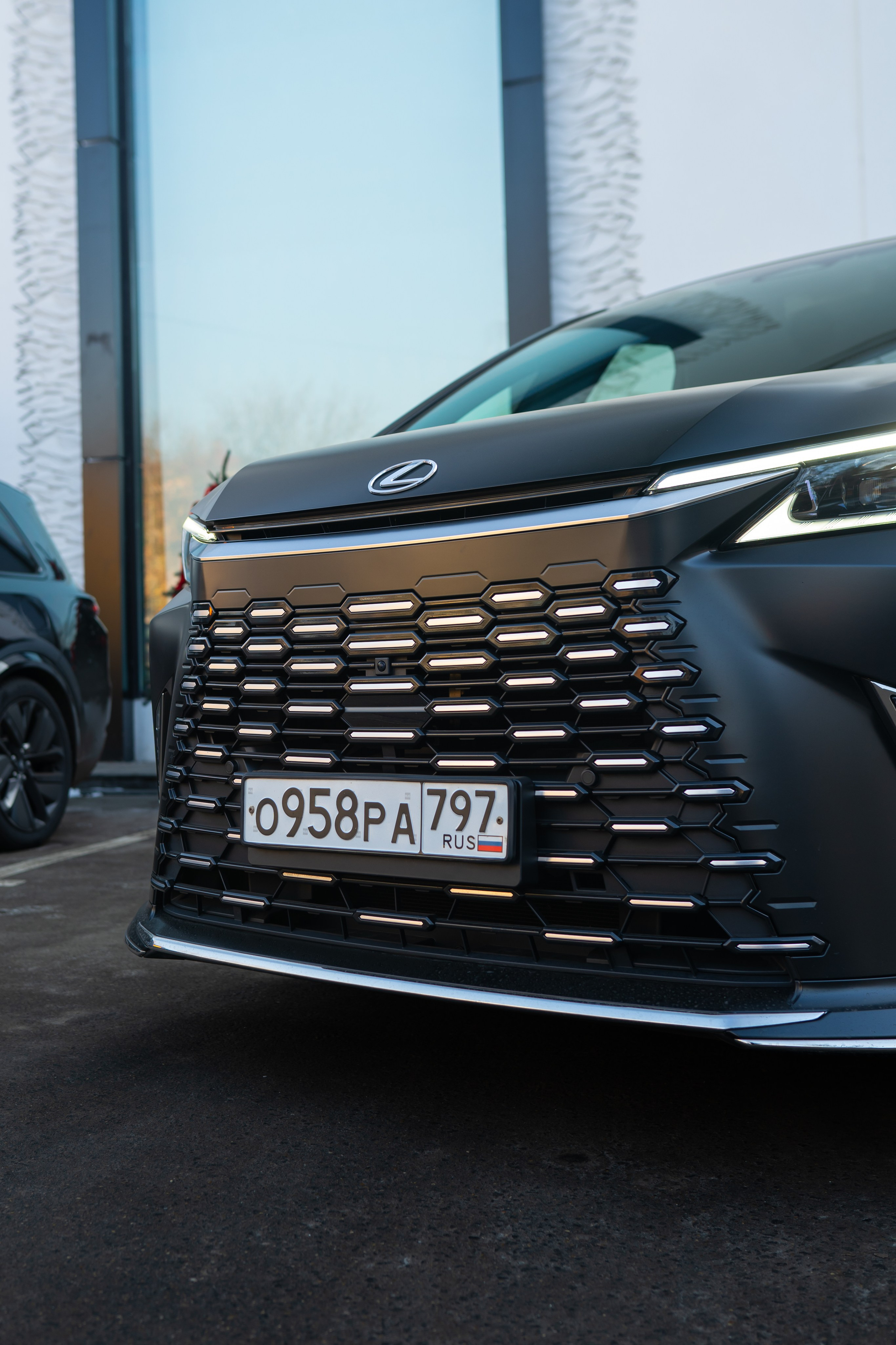 Lexus LM350h. Mirllaev