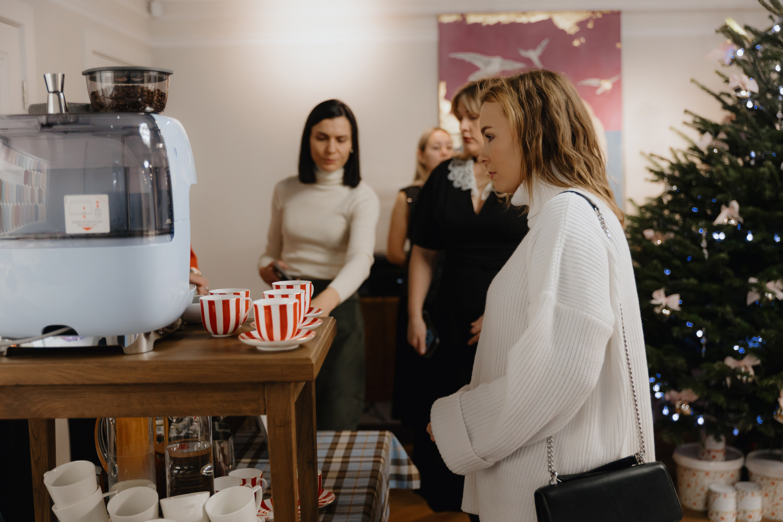 Предновогодний «Кофе-рейв» в L. DECO 17 декабря 2025 года. L. Deco интерьерный салон. Краски/обои/лепной декор