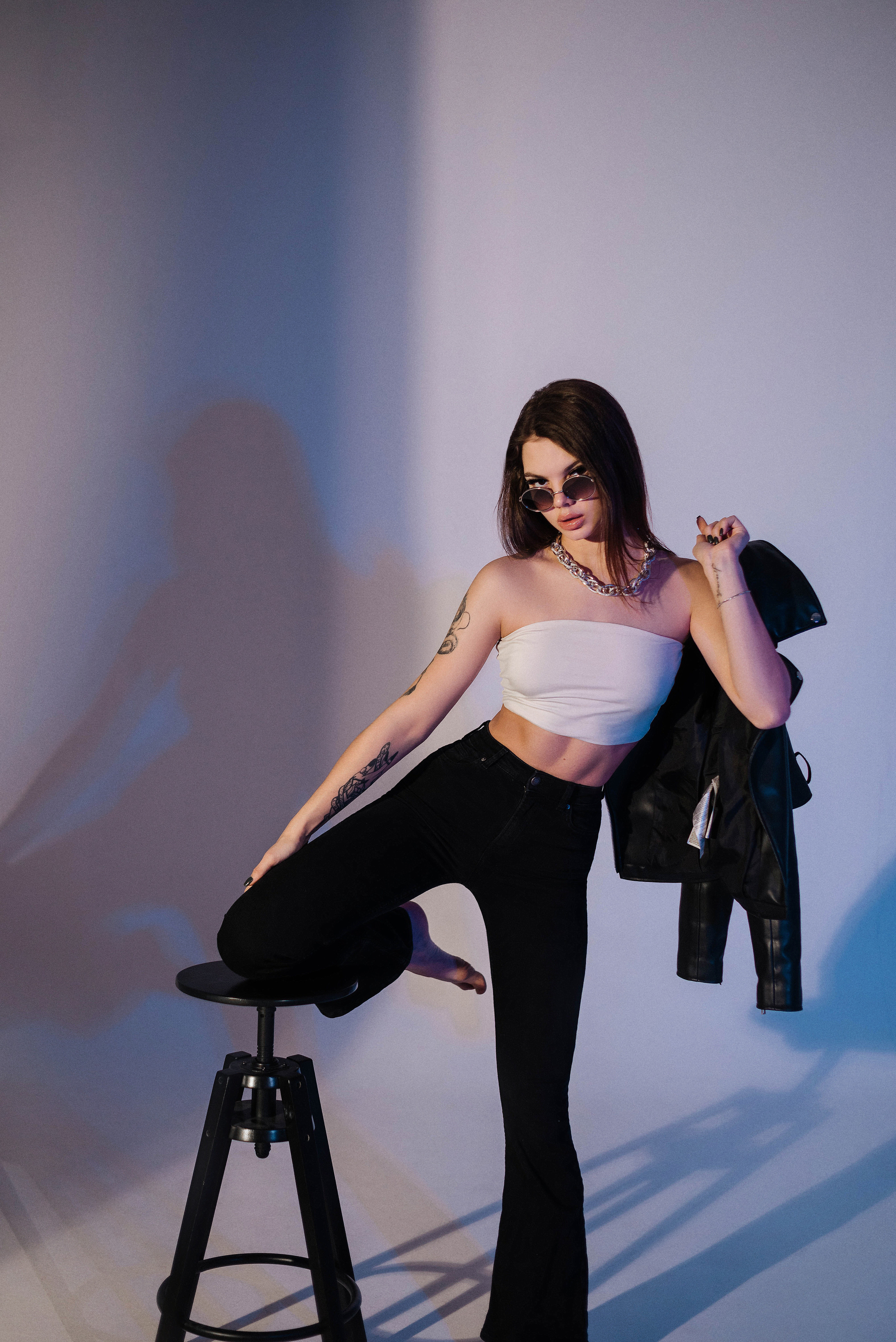 Ксюша на циклораме с цветным светом. Свадебный и портретный фотограф в Липецке Юлия Свит