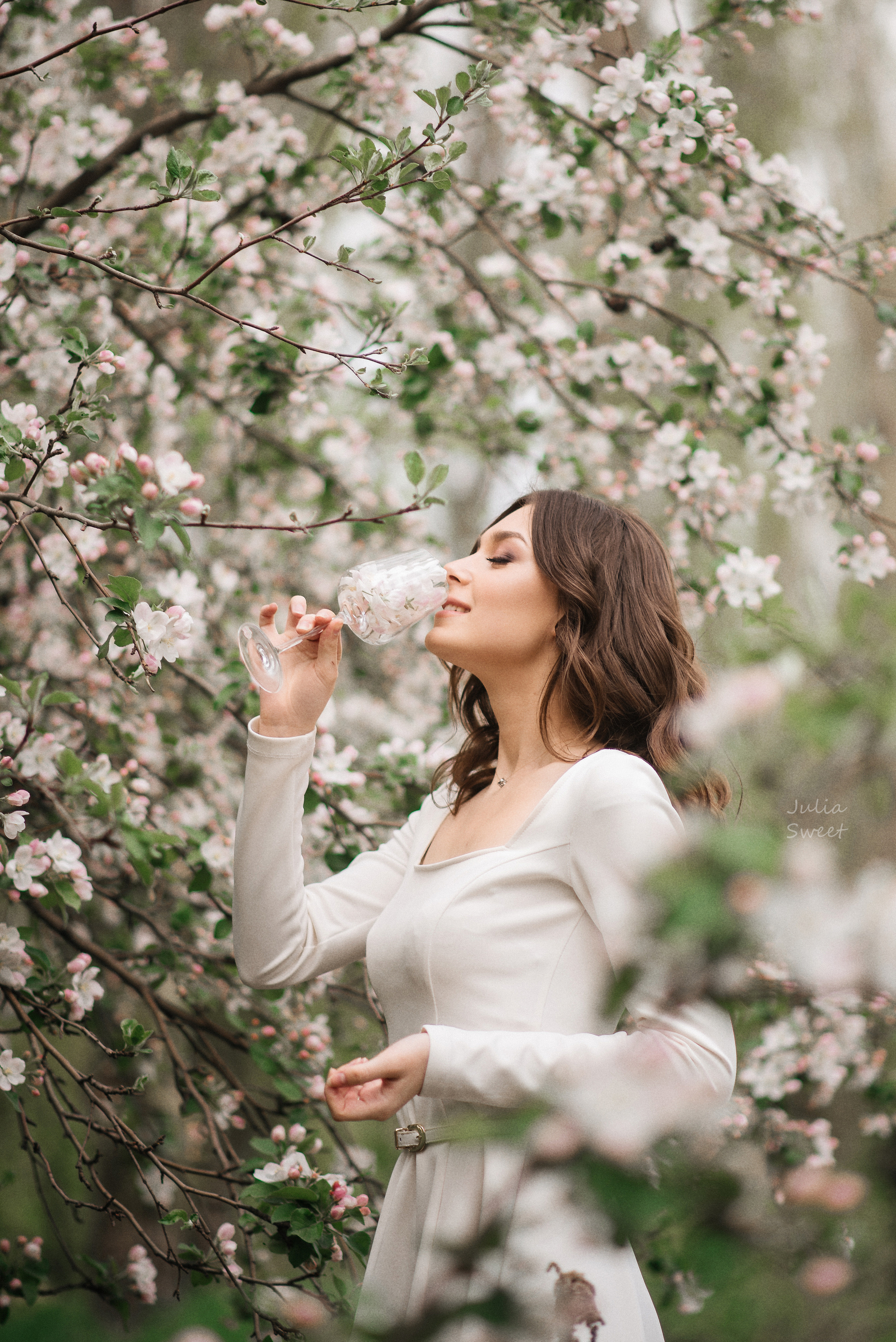 Нежная Настя в цветущих яблонях. Свадебный и портретный фотограф в Липецке Юлия Свит
