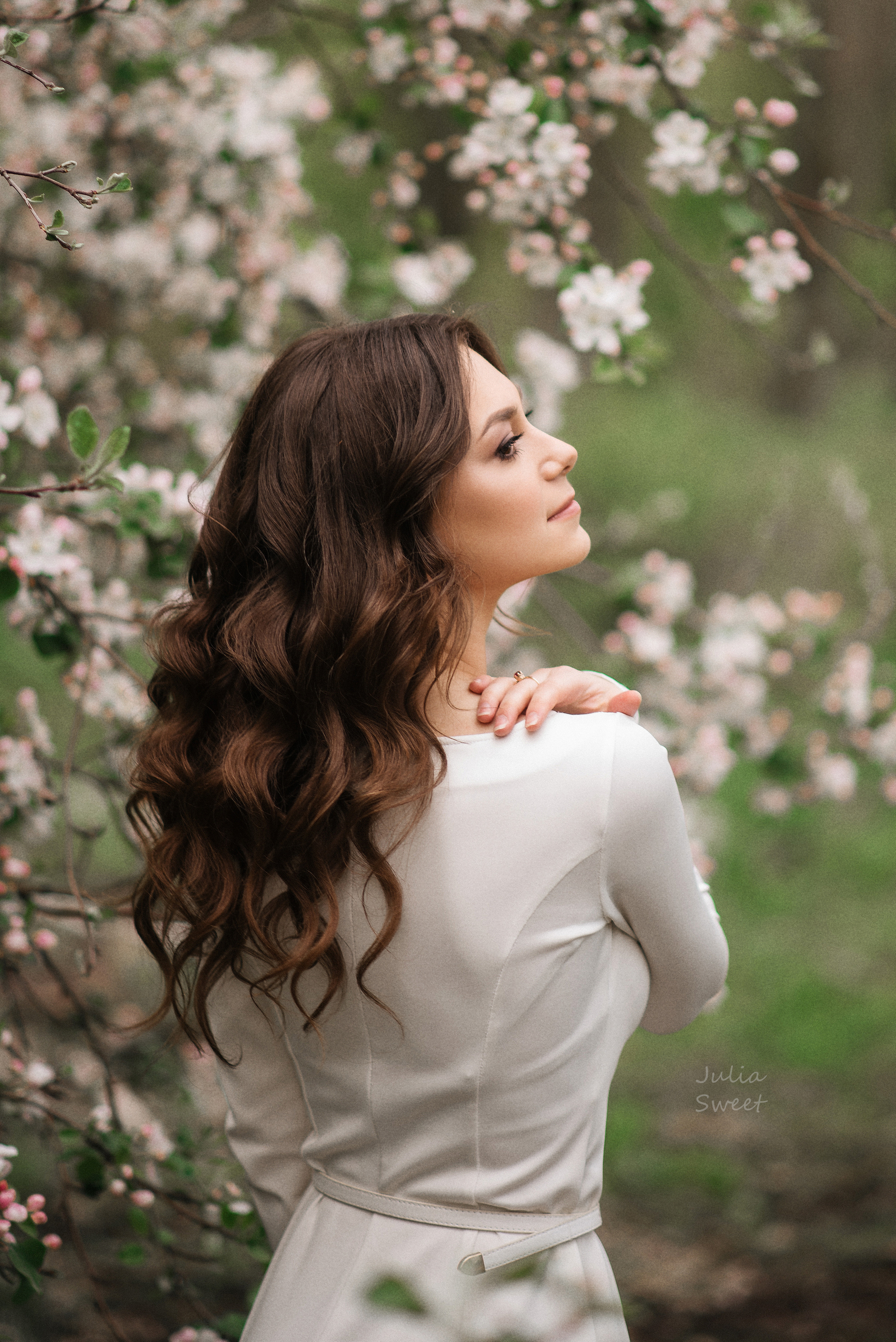 Нежная Настя в цветущих яблонях. Свадебный и портретный фотограф в Липецке Юлия Свит