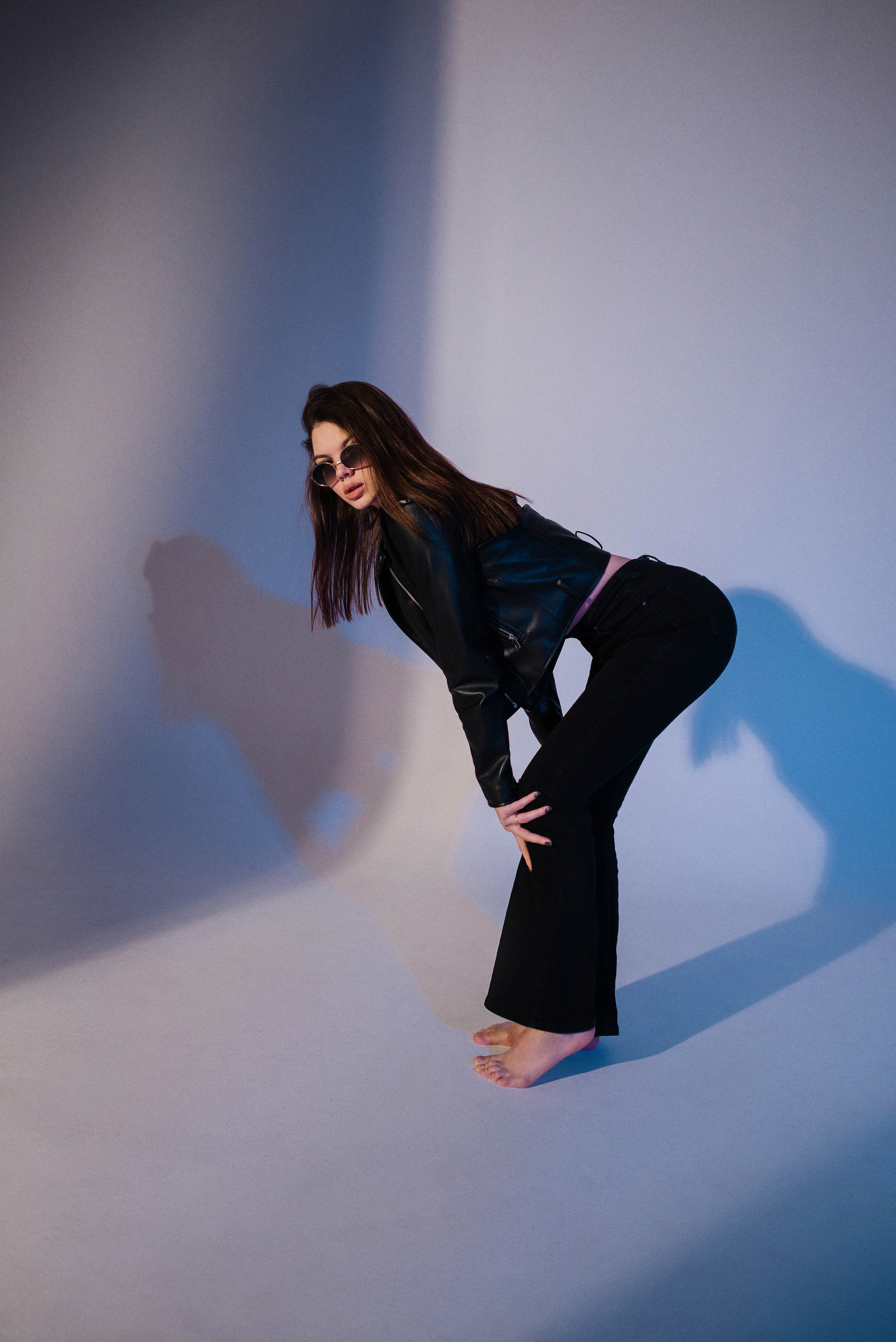 Ксюша на циклораме с цветным светом. Свадебный и портретный фотограф в Липецке Юлия Свит