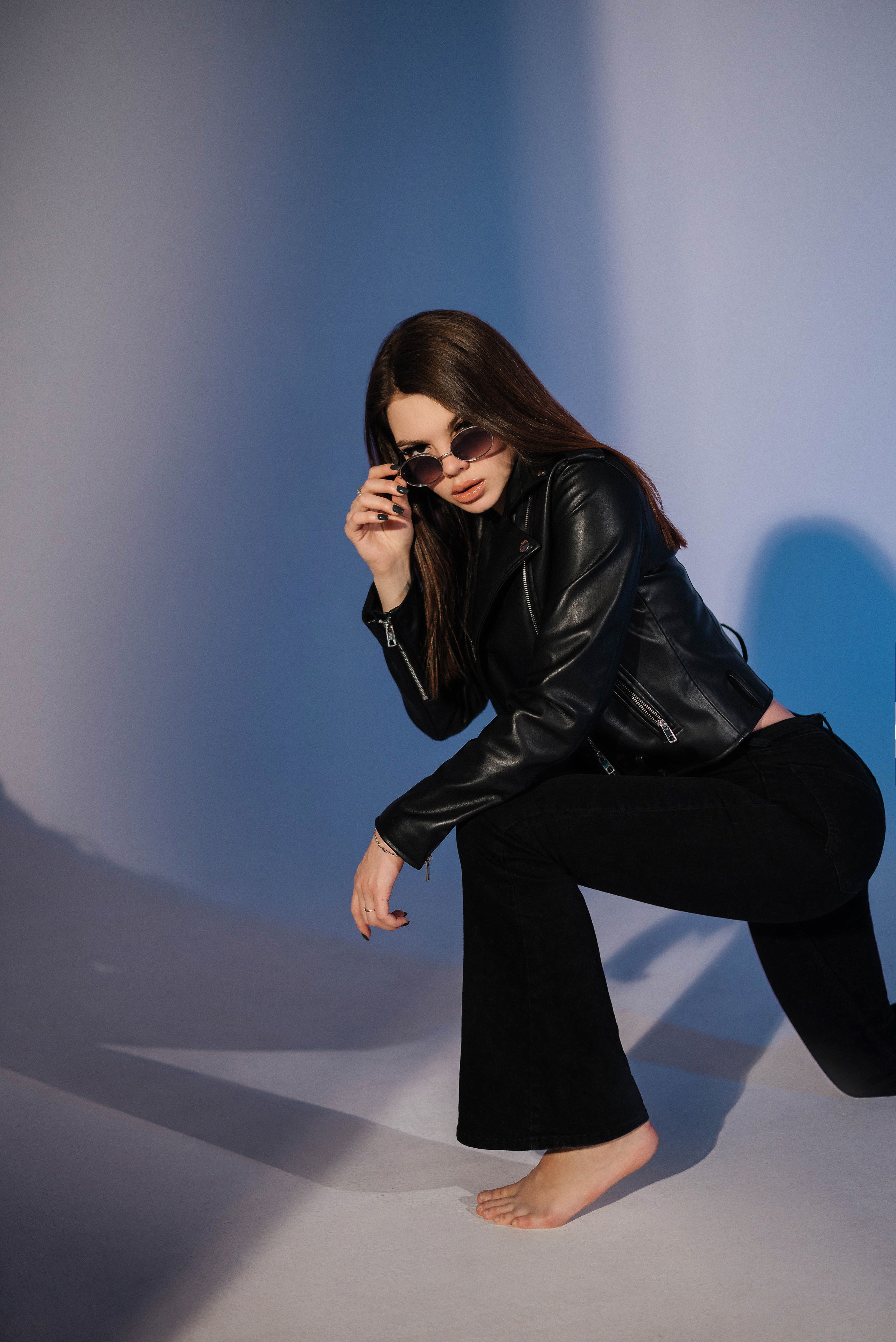 Ксюша на циклораме с цветным светом. Свадебный и портретный фотограф в Липецке Юлия Свит