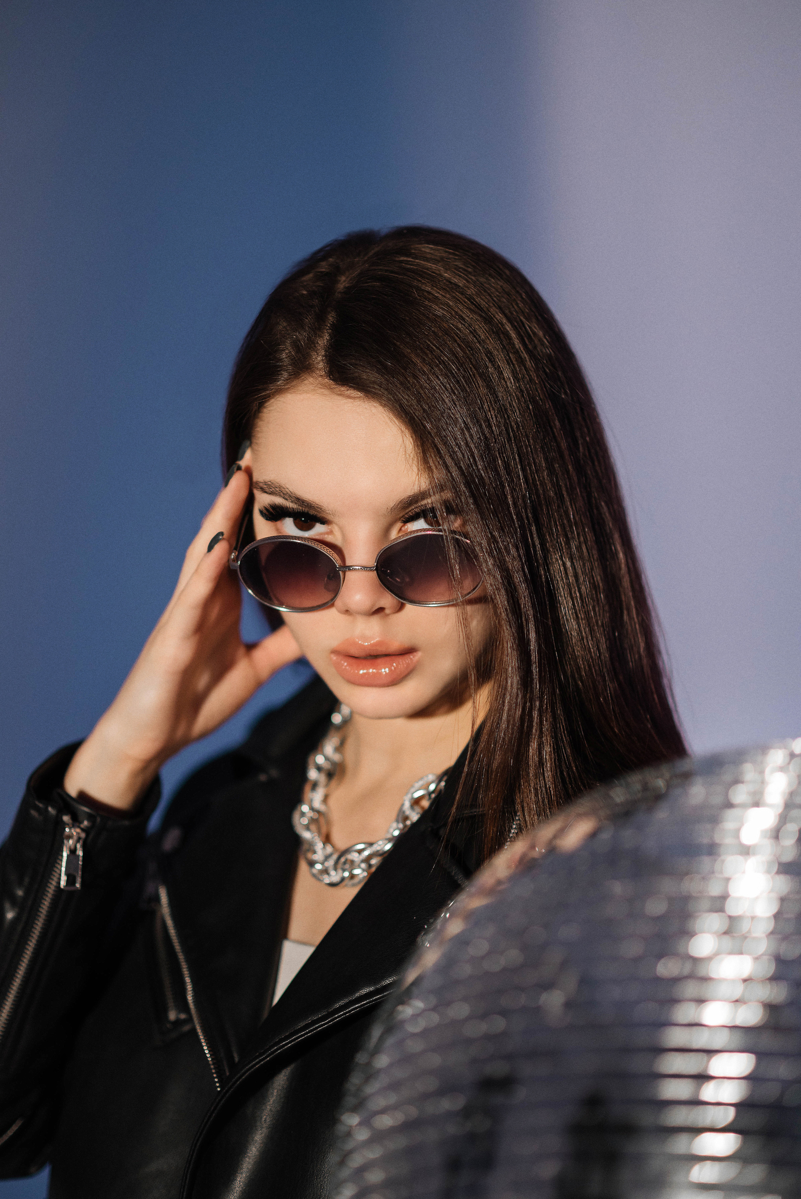 Ксюша на циклораме с цветным светом. Свадебный и портретный фотограф в Липецке Юлия Свит