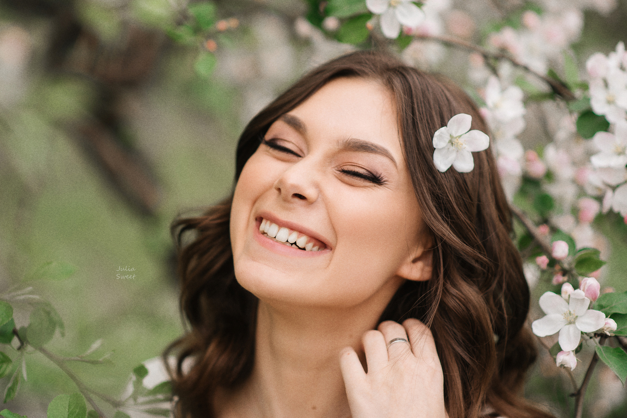 Нежная Настя в цветущих яблонях. Свадебный и портретный фотограф в Липецке Юлия Свит