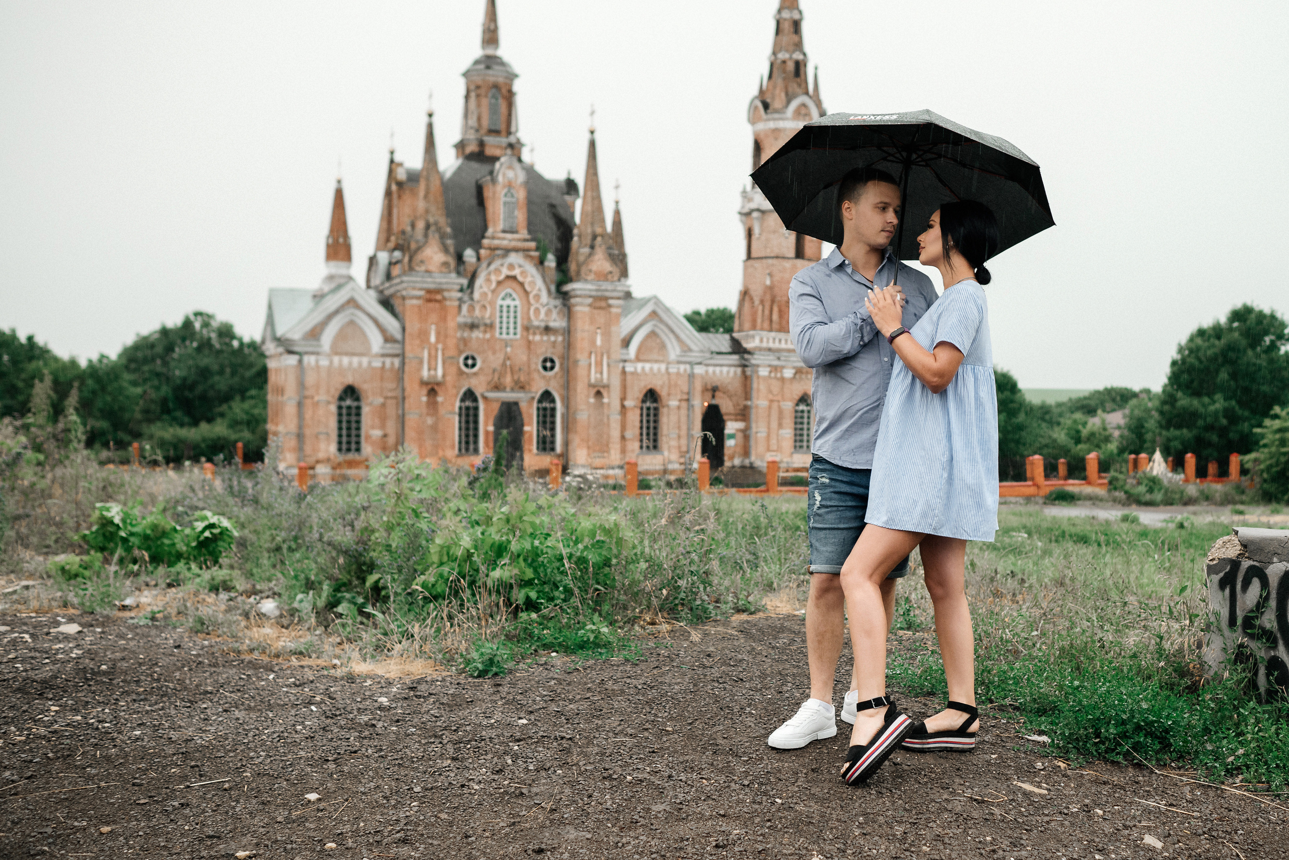 Лера и Артём под дождем в Вешаловке, 10 минут съемки. Свадебный и портретный фотограф в Липецке Юлия Свит