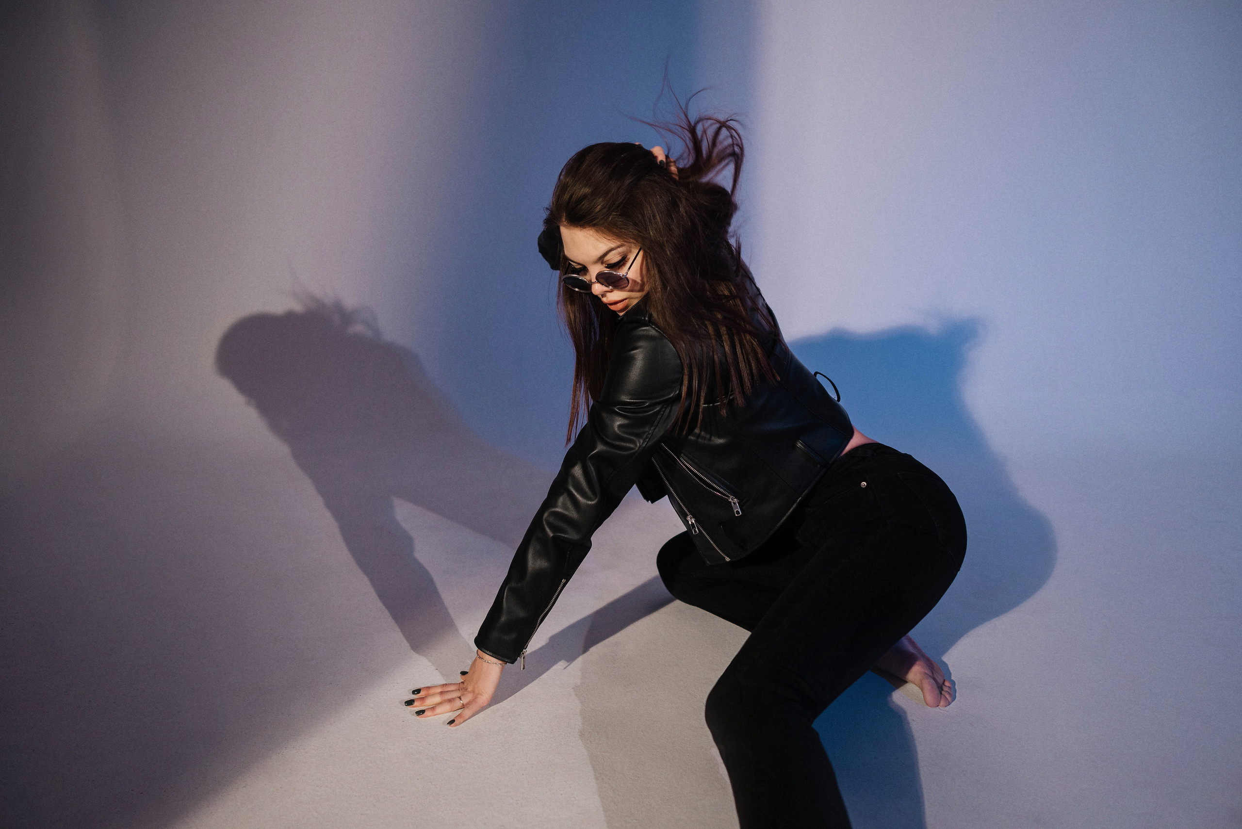 Ксюша на циклораме с цветным светом. Свадебный и портретный фотограф в Липецке Юлия Свит