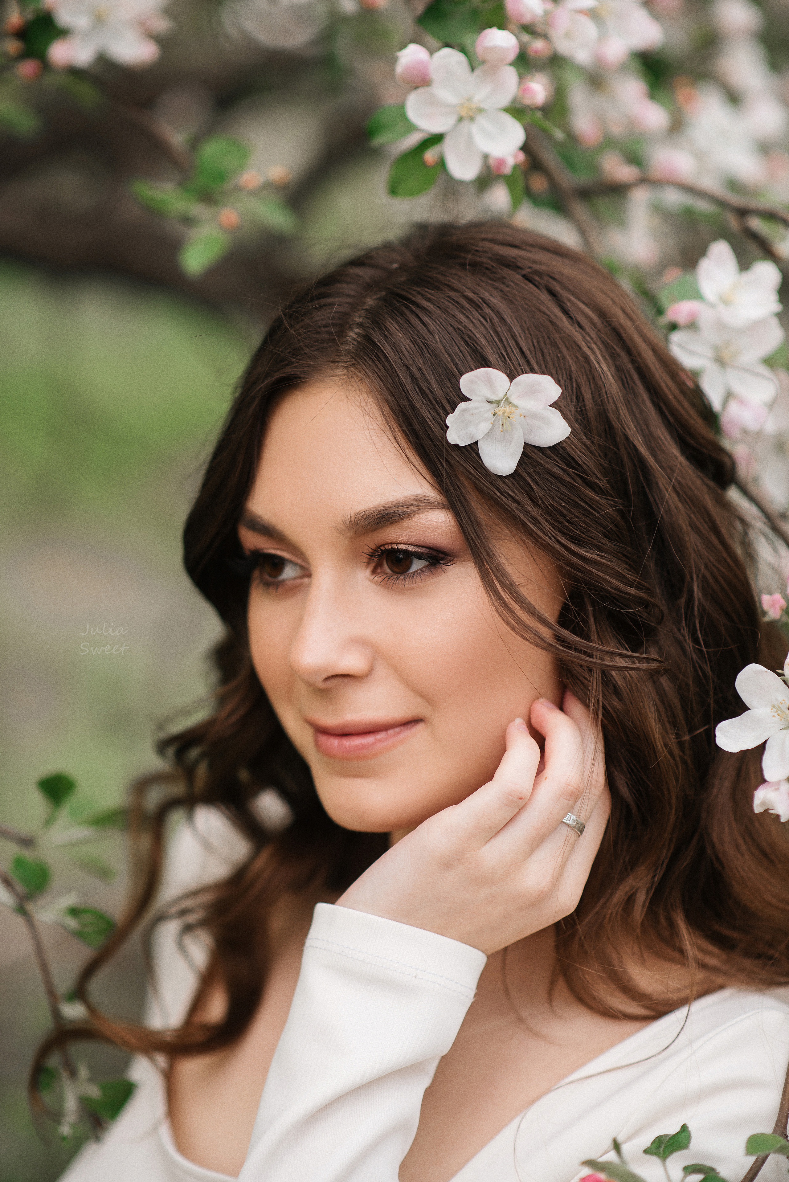 Нежная Настя в цветущих яблонях. Свадебный и портретный фотограф в Липецке Юлия Свит