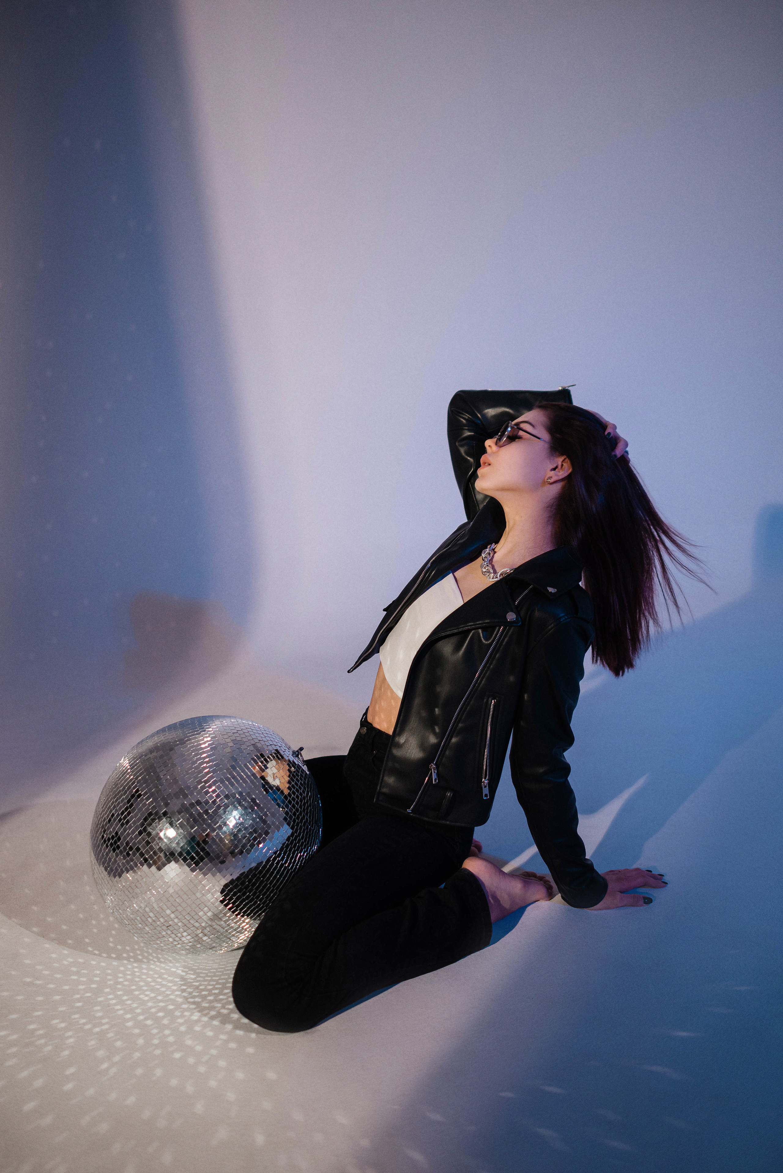 Ксюша на циклораме с цветным светом. Свадебный и портретный фотограф в Липецке Юлия Свит