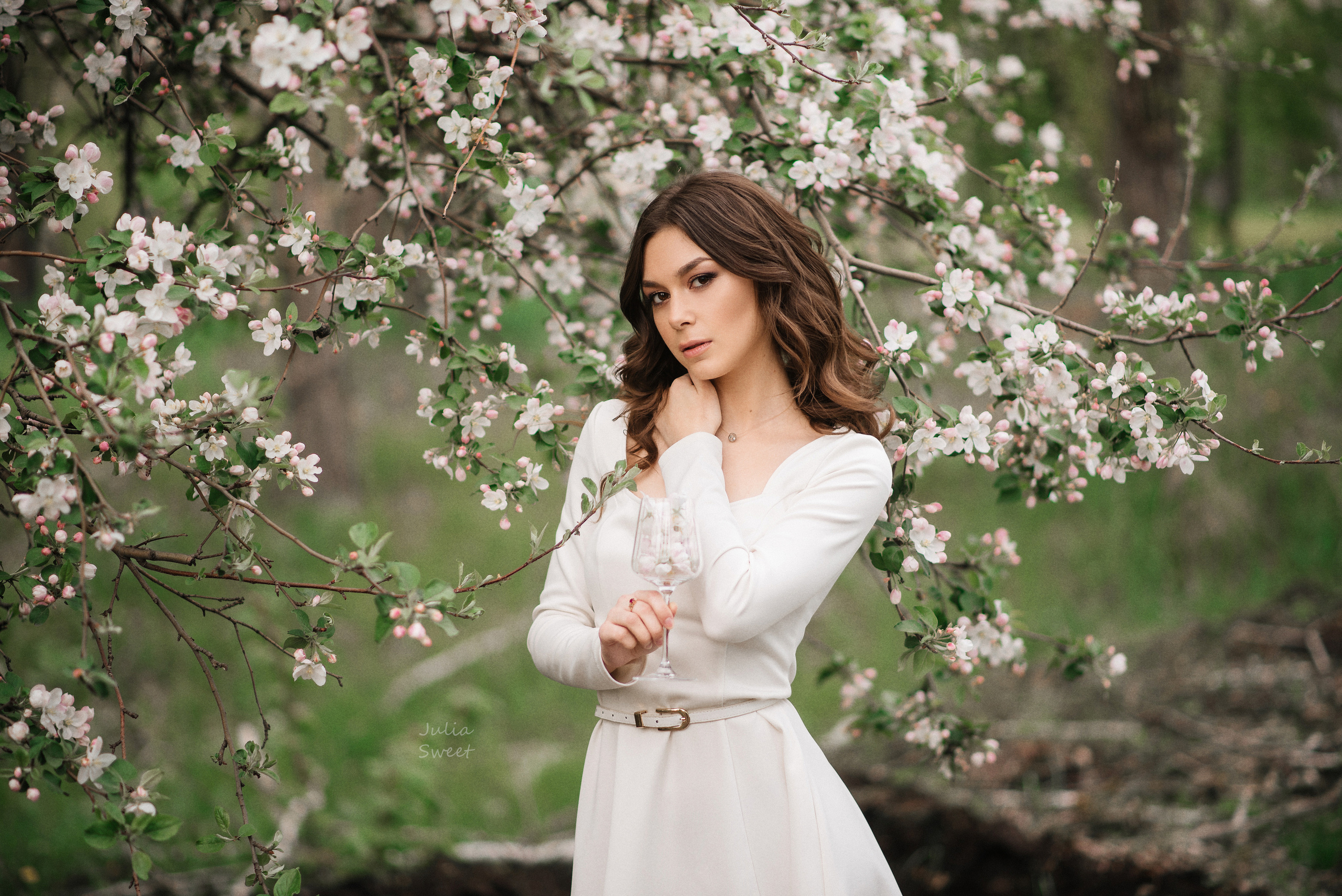 Нежная Настя в цветущих яблонях. Свадебный и портретный фотограф в Липецке Юлия Свит