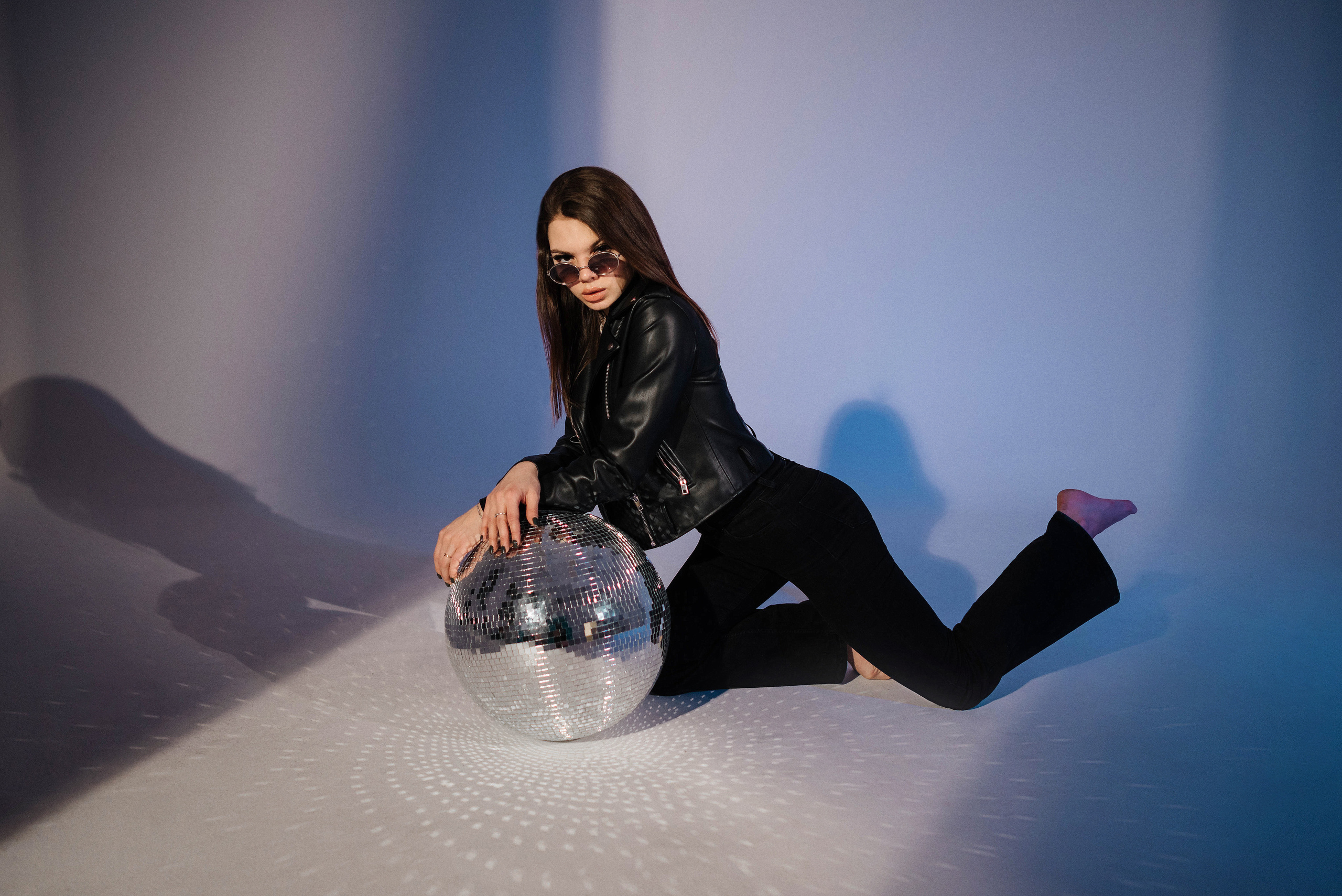 Ксюша на циклораме с цветным светом. Свадебный и портретный фотограф в Липецке Юлия Свит