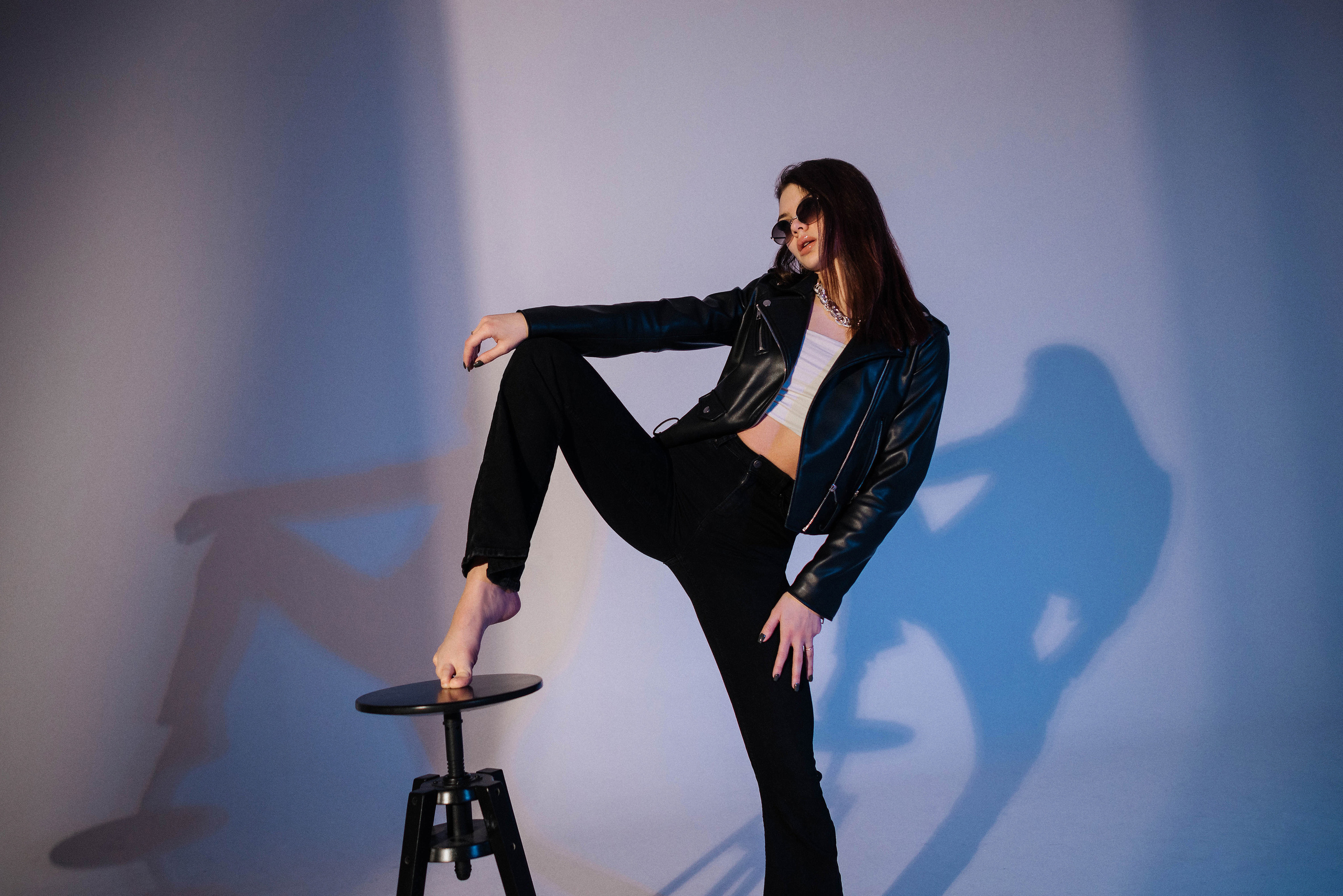 Ксюша на циклораме с цветным светом. Свадебный и портретный фотограф в Липецке Юлия Свит