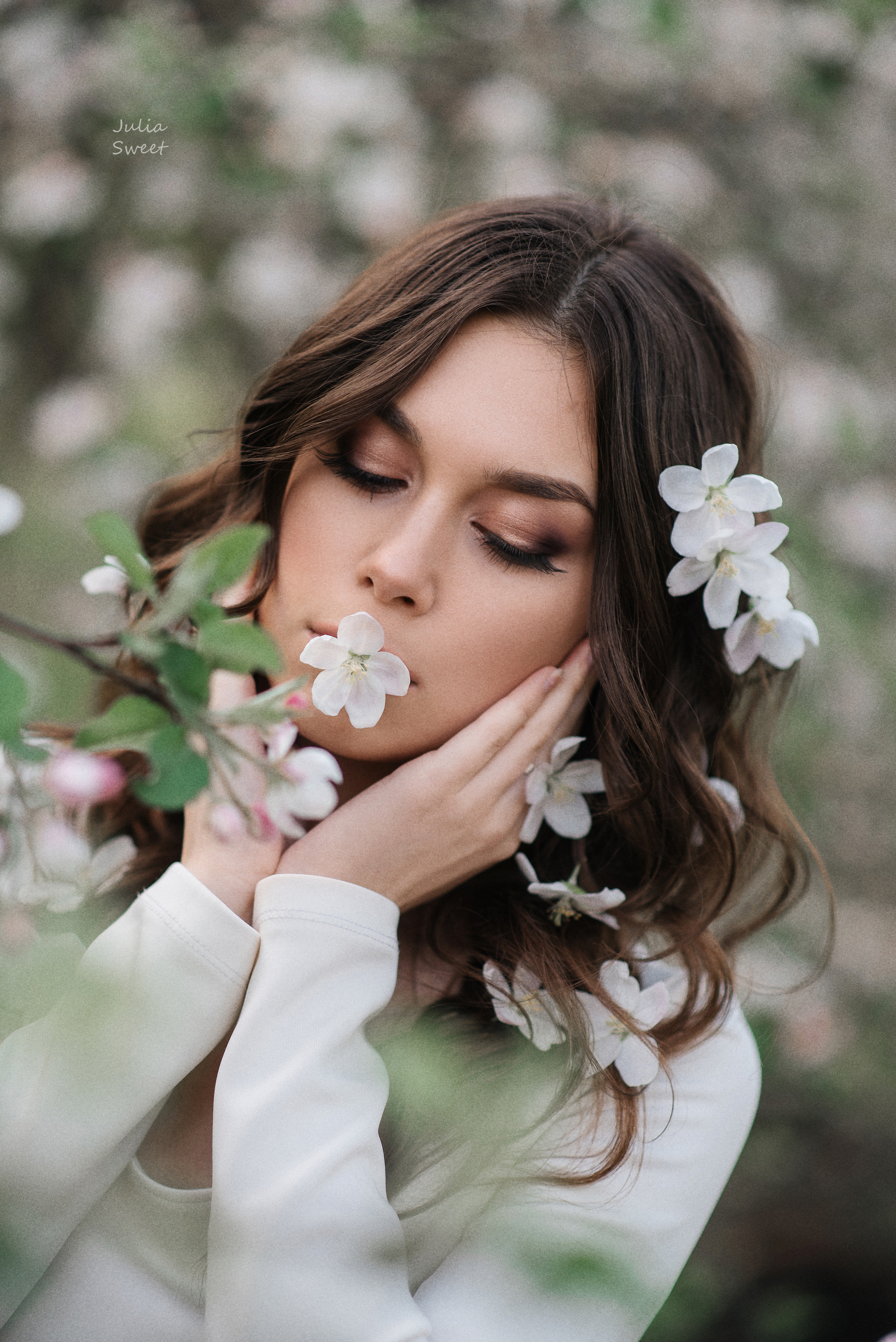 Нежная Настя в цветущих яблонях. Свадебный и портретный фотограф в Липецке Юлия Свит