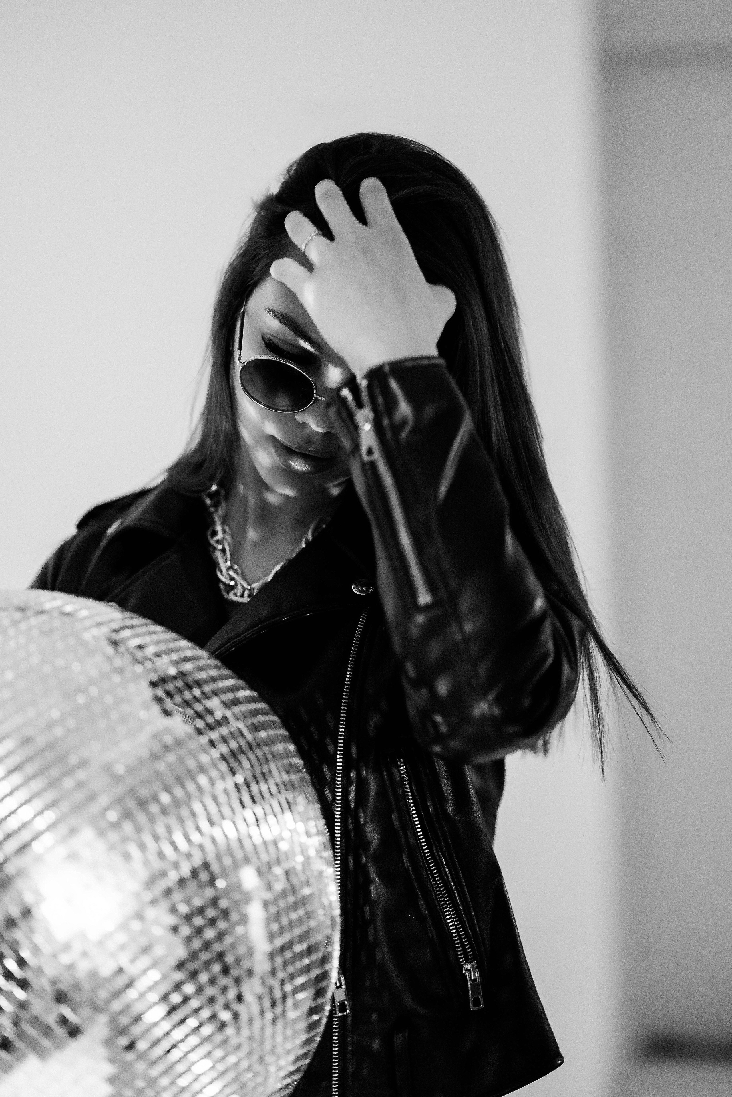 Ксюша на циклораме с цветным светом. Свадебный и портретный фотограф в Липецке Юлия Свит