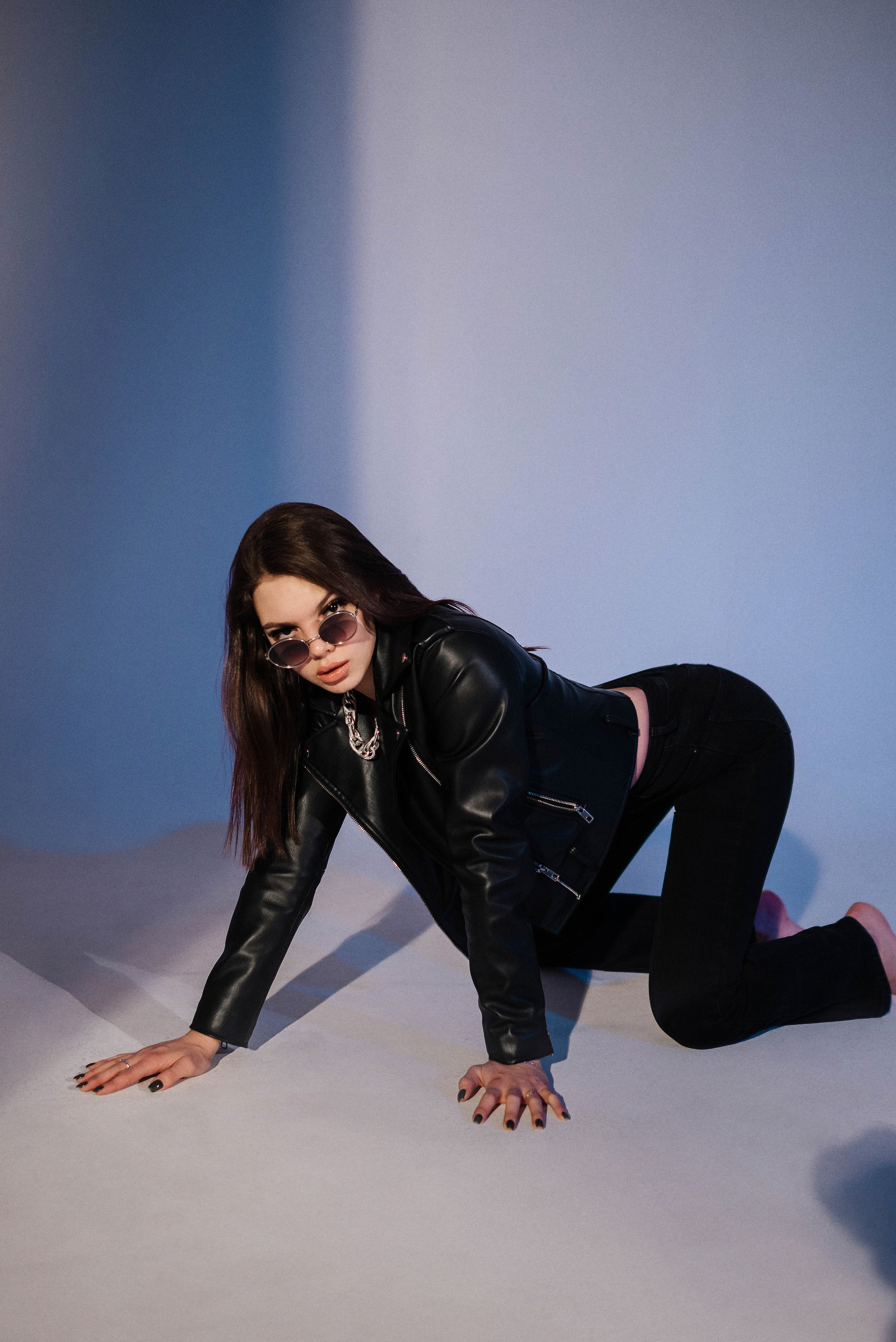 Ксюша на циклораме с цветным светом. Свадебный и портретный фотограф в Липецке Юлия Свит