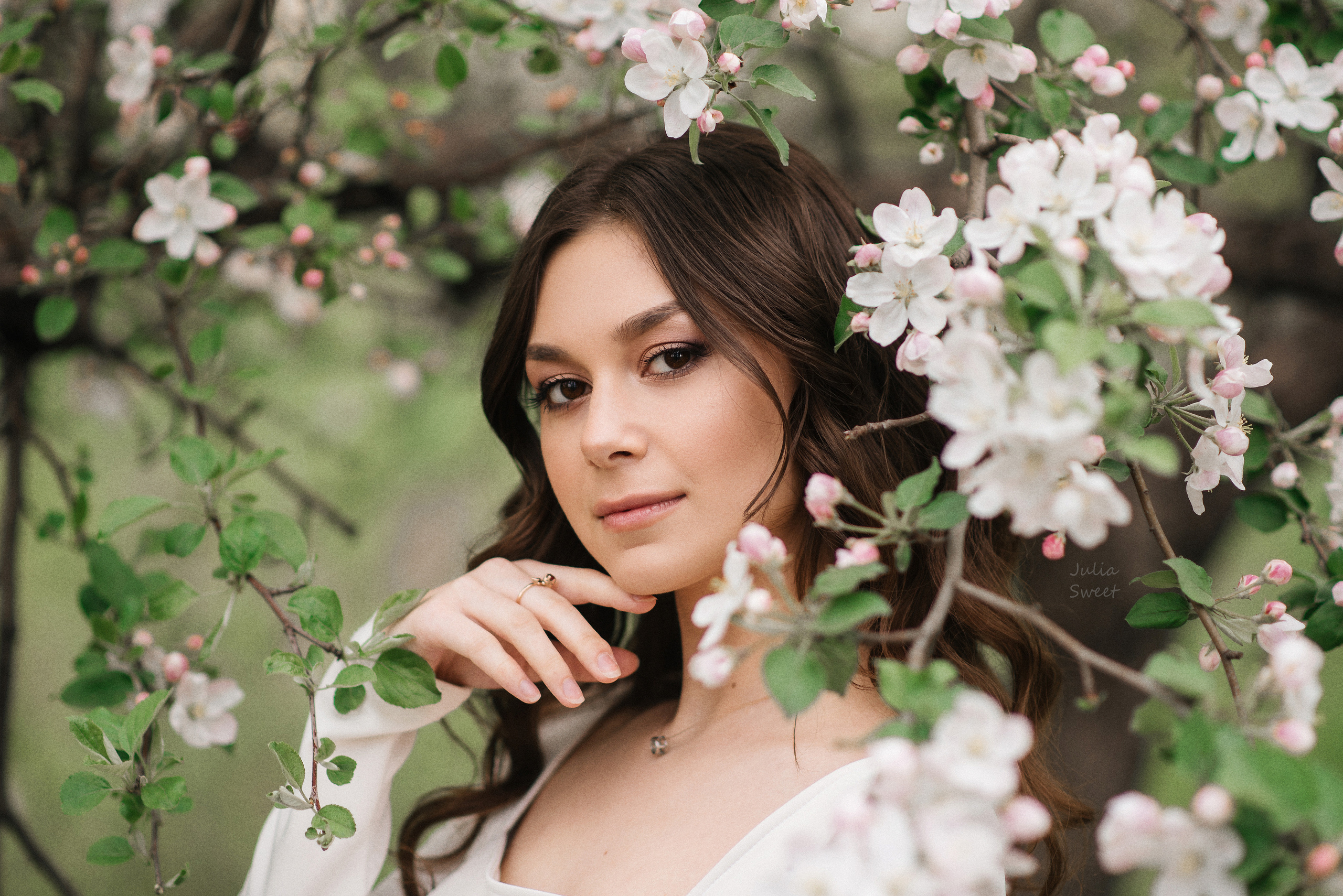Нежная Настя в цветущих яблонях. Свадебный и портретный фотограф в Липецке Юлия Свит