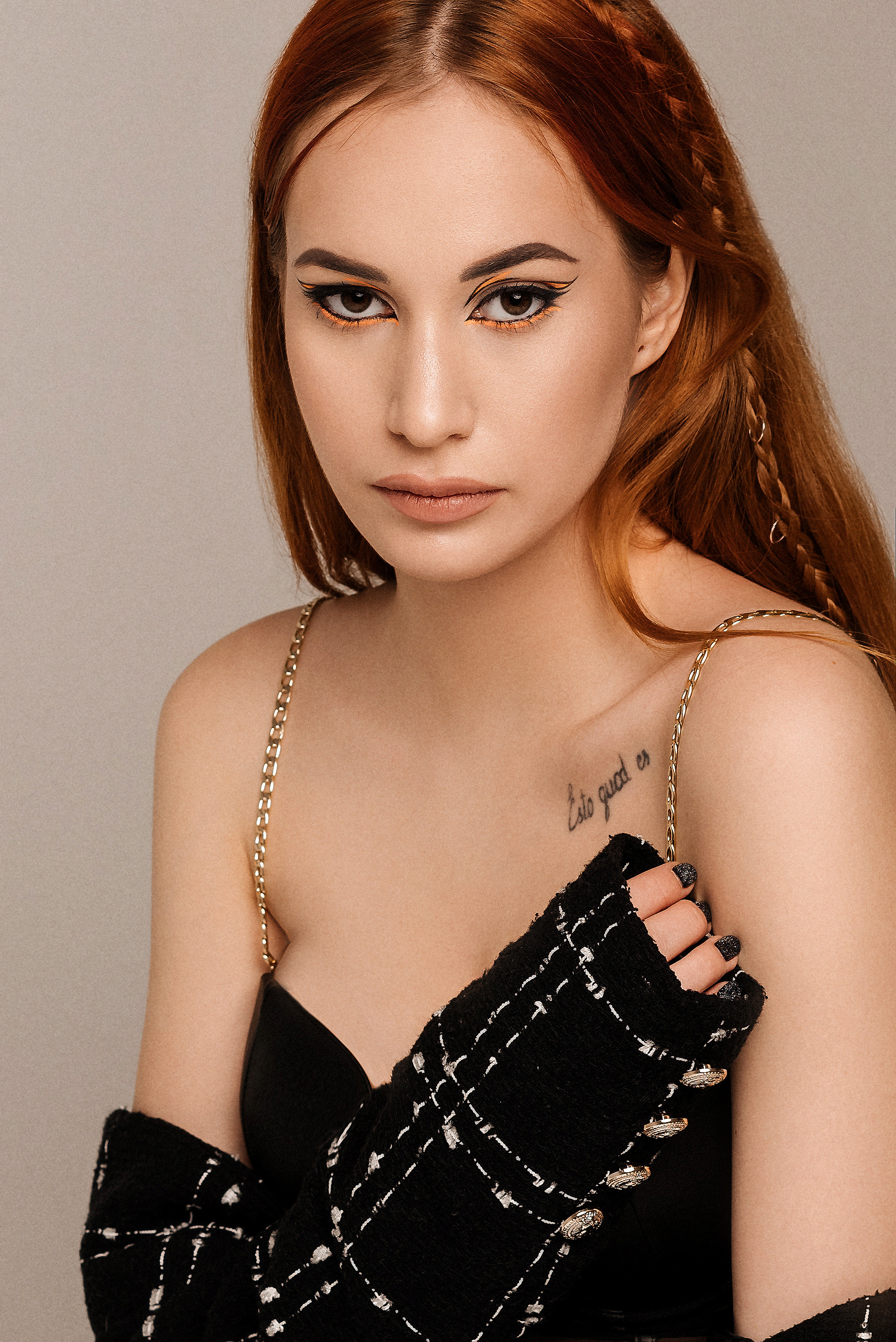 Ульяна в секси образе на минималистичном фоне. Свадебный и портретный фотограф в Липецке Юлия Свит