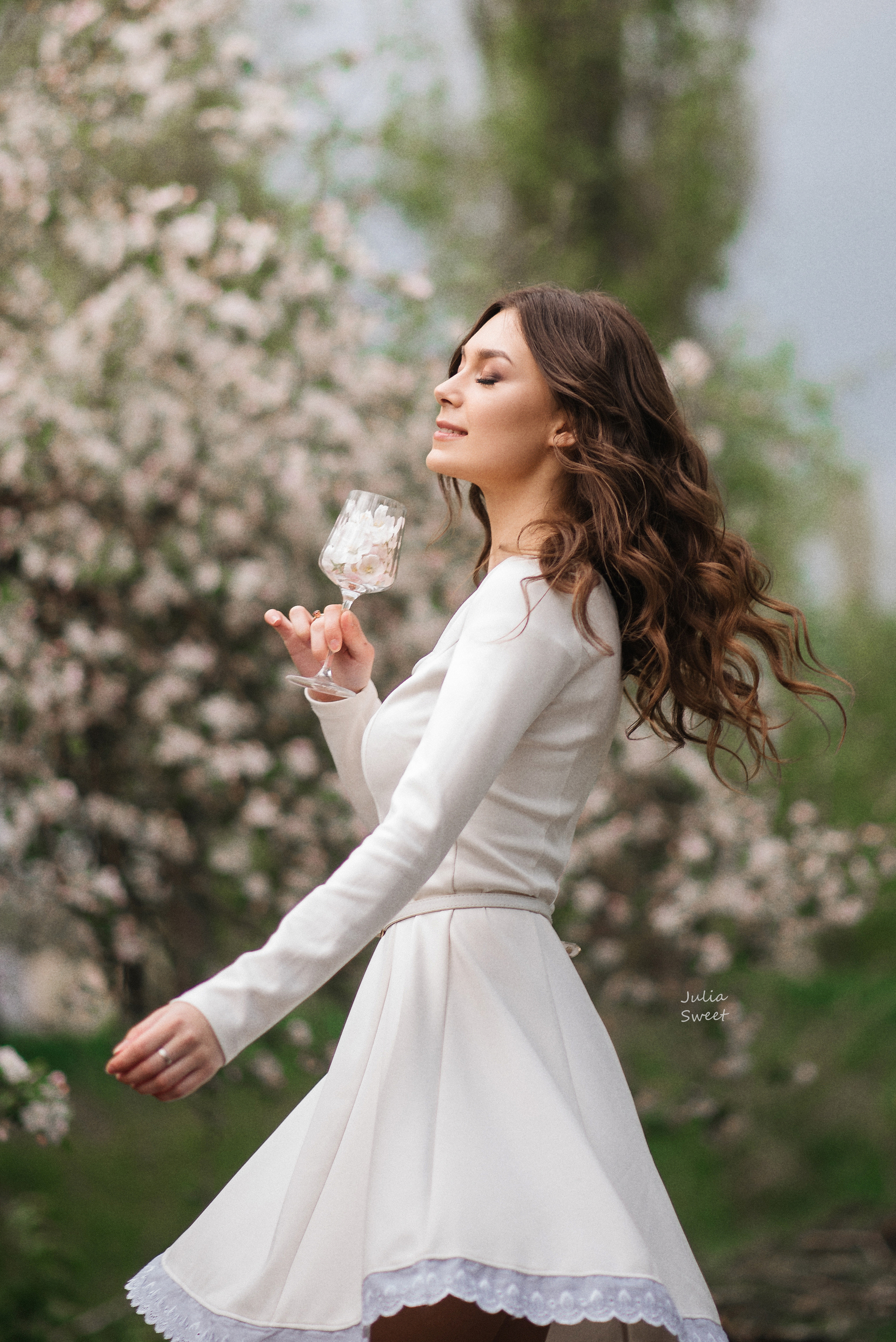 Нежная Настя в цветущих яблонях. Свадебный и портретный фотограф в Липецке Юлия Свит