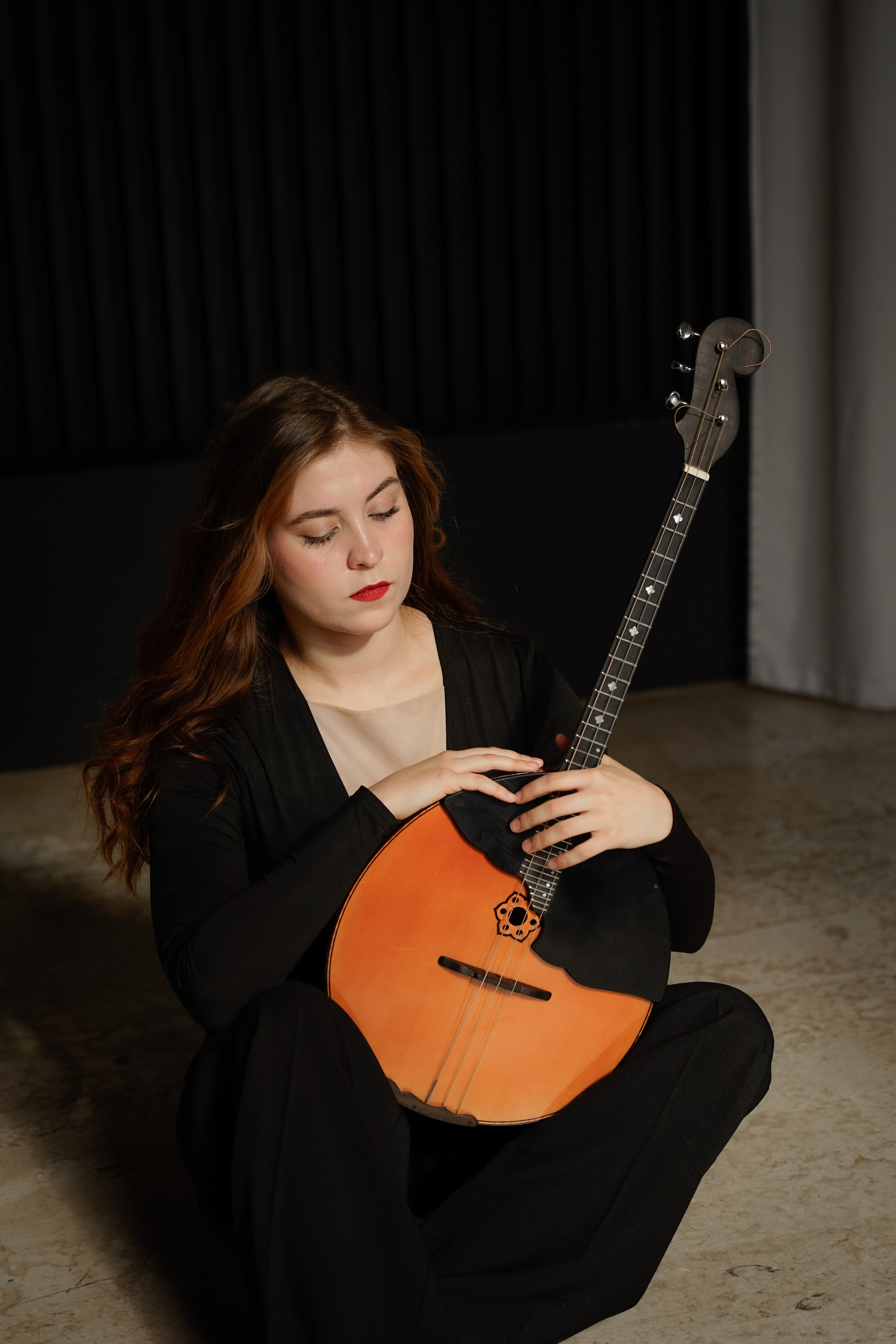 Фотосессия девушки с музыкальным инструментом