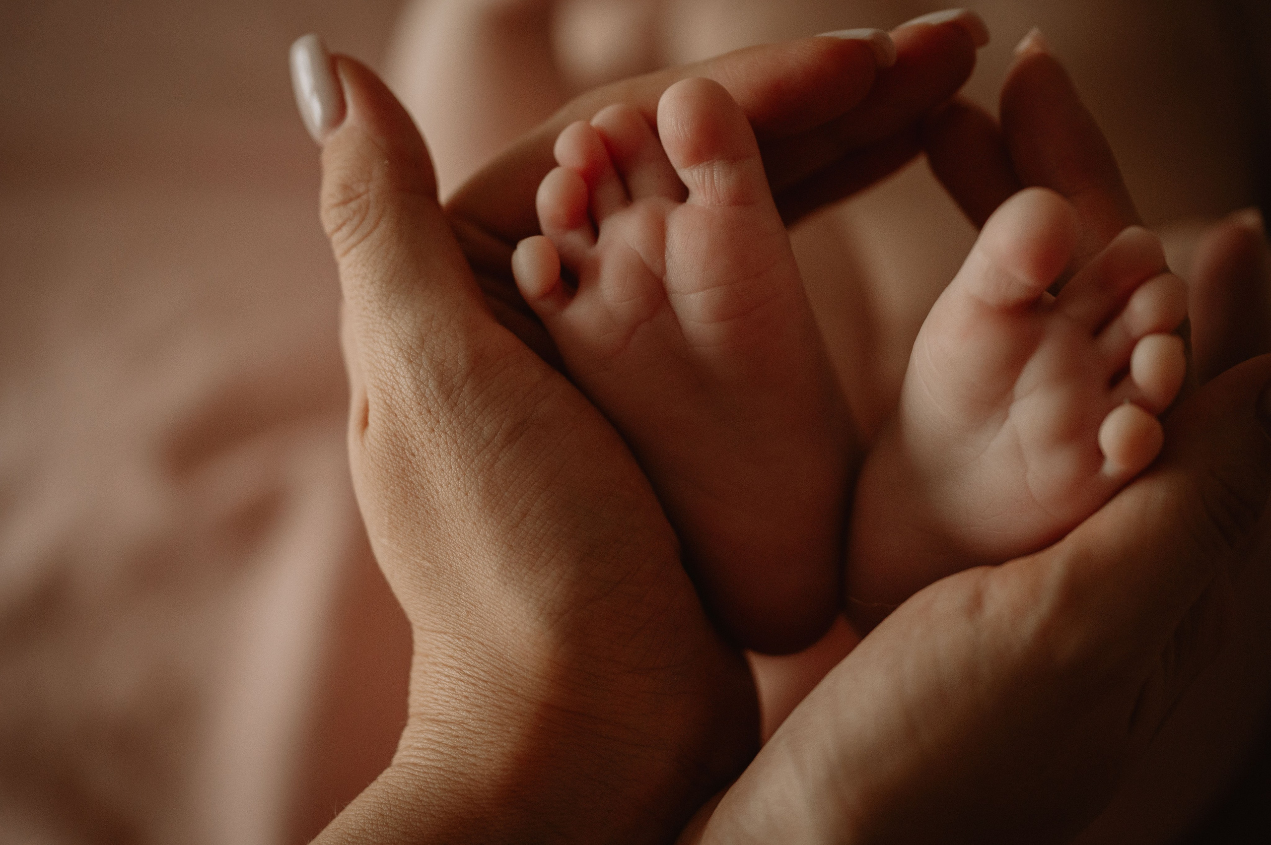 Малышка Зои с мамой и бабушками. Фотограф беременности и семьи, домашние съемки, Ньюборн