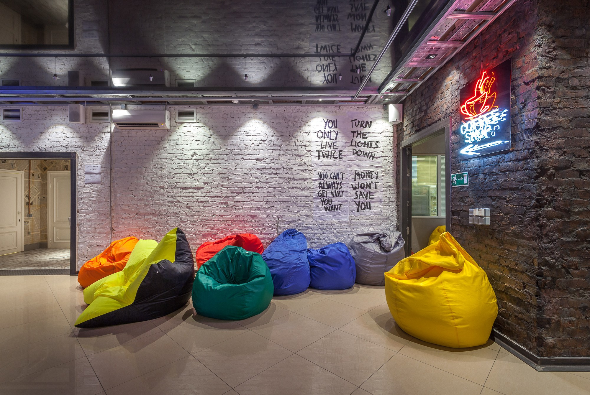 ОФИС АГЕНСТВА НА ЯУЗСКОЙ                                                             Архитектура: Зайцев С.                                                                                Дизайн: Работнов А.   