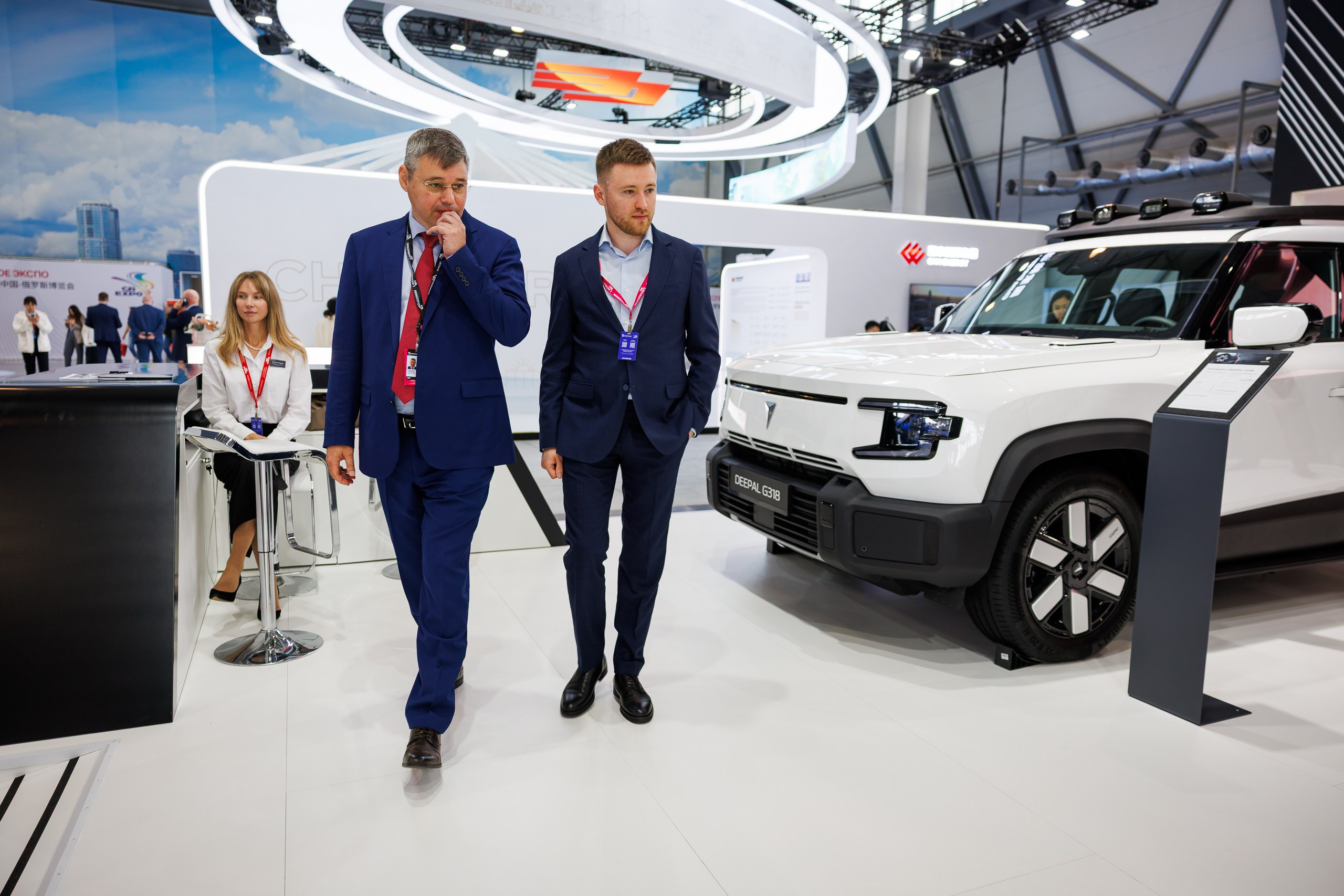 Рабочие моменты подготовки стенда перед открытием выставки